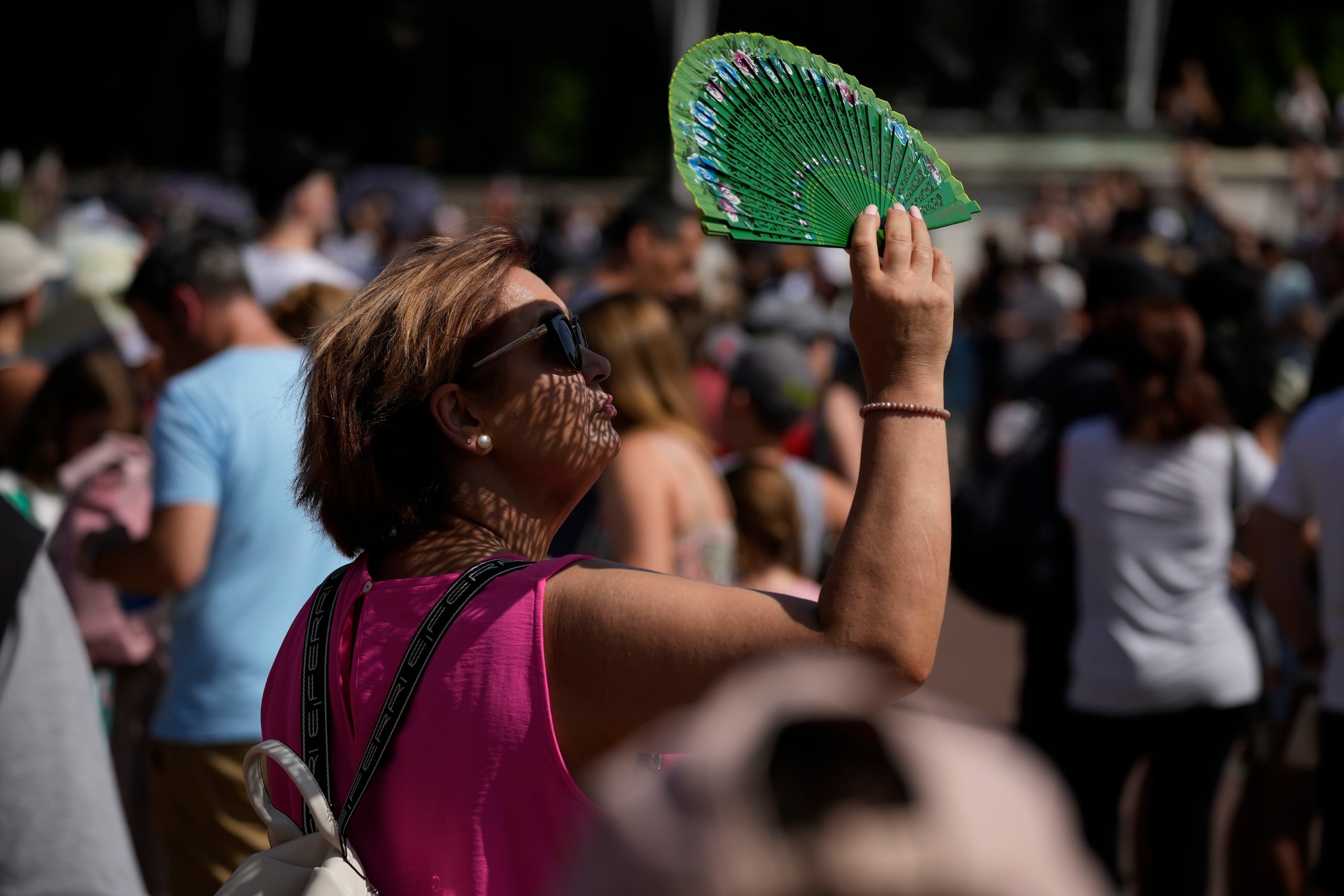 Una persona se abanica contra el calor frente al Palacio de Buckingham en Londres.