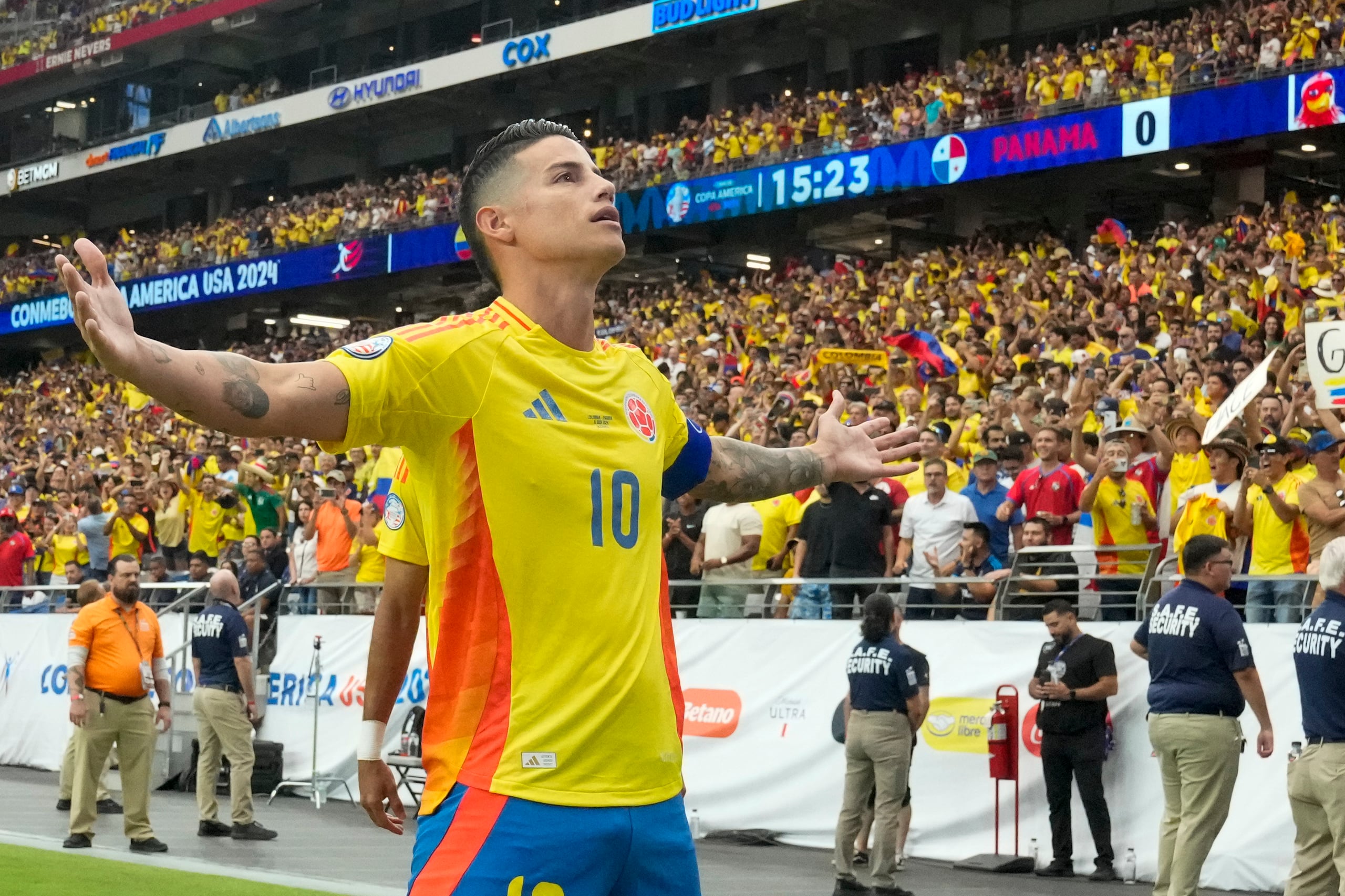 James Rodríguez celebra tras anotar el segundo gol de Colombia en la victoria 5-0 ante Panamá por los cuartos de final de la Copa América, el sábado 6 de julio de 2024, en Glendale, Arizona. (AP Foto/Rick Scuteri)