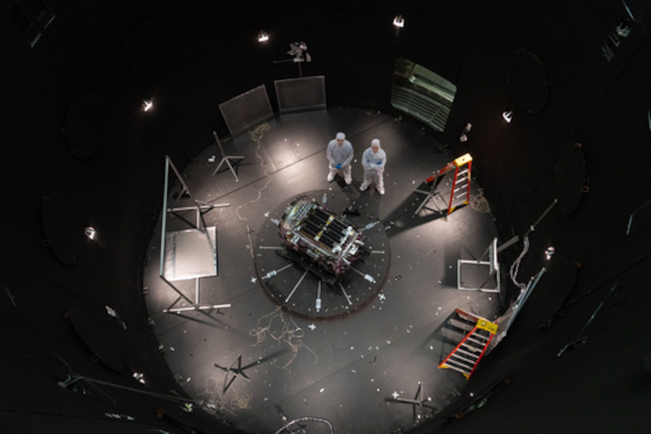 Esta fotografía facilitada por la NASA muestra a Kieran Wilson, investigador principal de LINK, y a Hunter Robertson, ingeniero de sistemas espaciales, ambos de Katalyst Space, junto a su nave espacial en el interior del SES (Simulador de Entorno Espacial) del Centro de Vuelos Espaciales Goddard de la NASA, en Greenbelt (Maryland), el 17 de abril de 2026, antes de las pruebas térmicas al vacío. (Sophia Roberts/NASA vía AP)