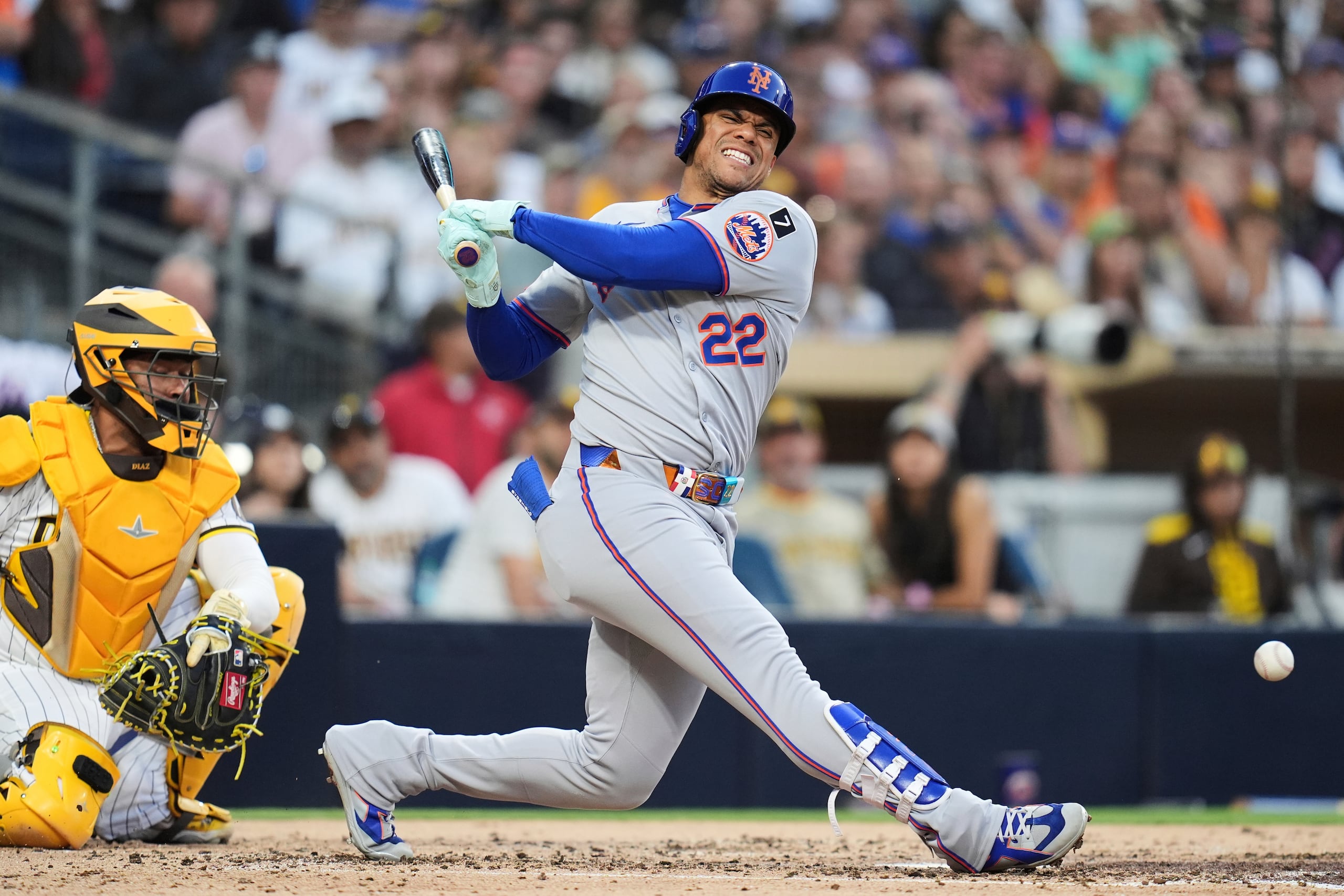 Juan Soto de los Mets de Nueva York reacciona tras batear un foul contra su pie izquierdo ante los Padres de San Diego, el martes 29 de julio de 2025, en San Diego. (AP Foto/Gregory Bull)
