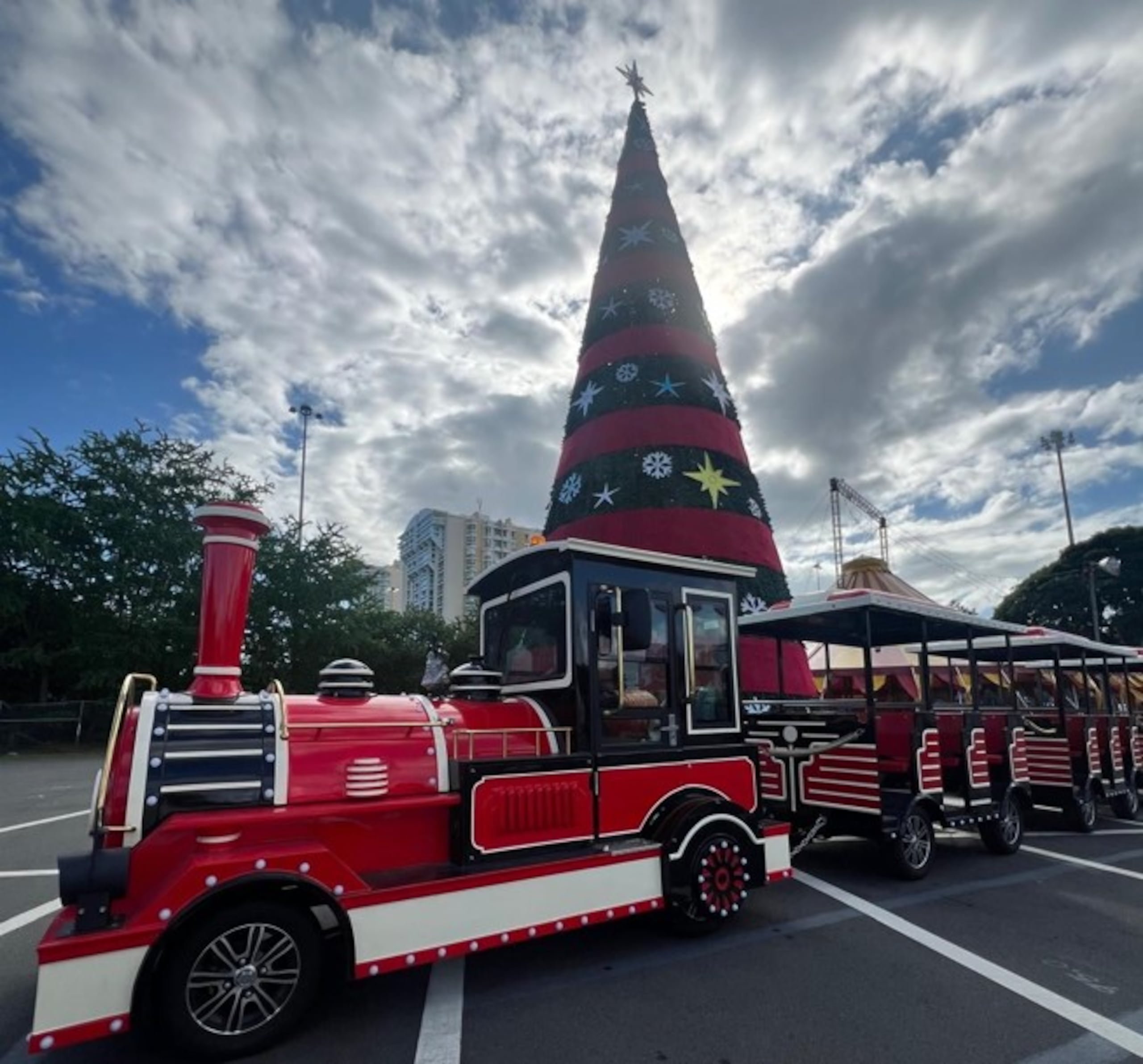 El tren temático Polar Express es una de las atracciones.