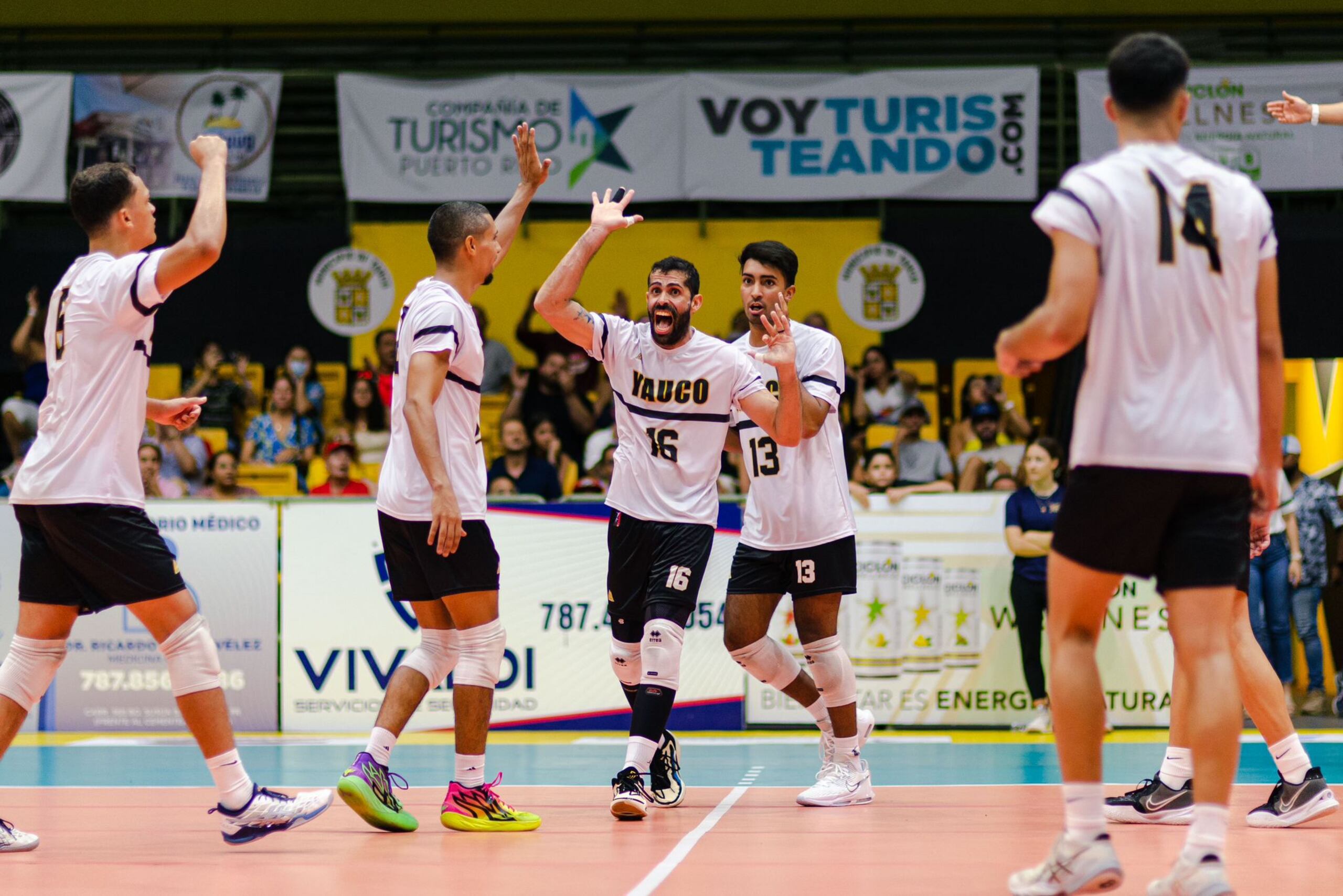 Jackson Rivera, de los Cafeteros, celebra uno de los puntos del equipo en el partido.