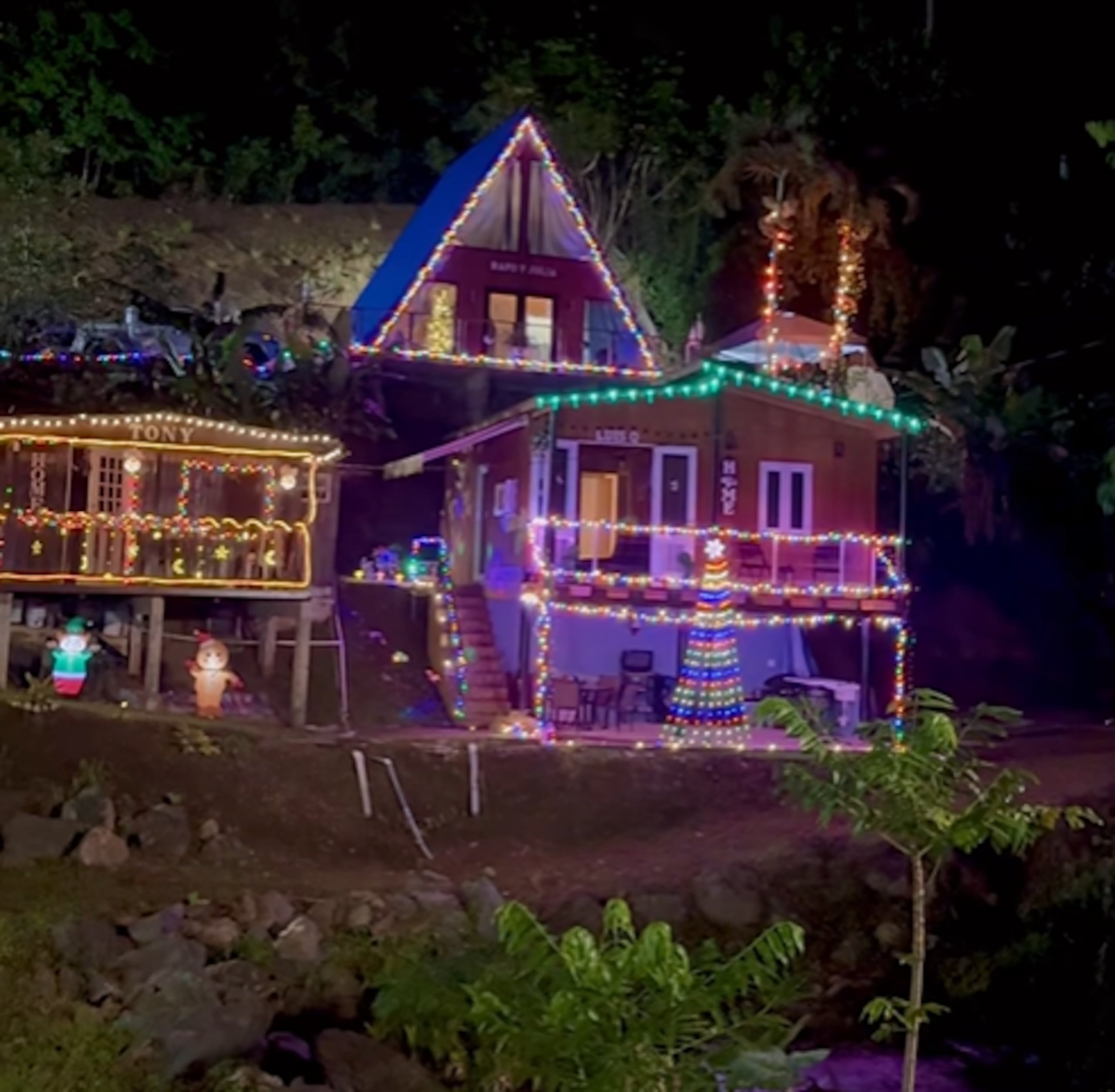 Casitas encendidas en Comerío.