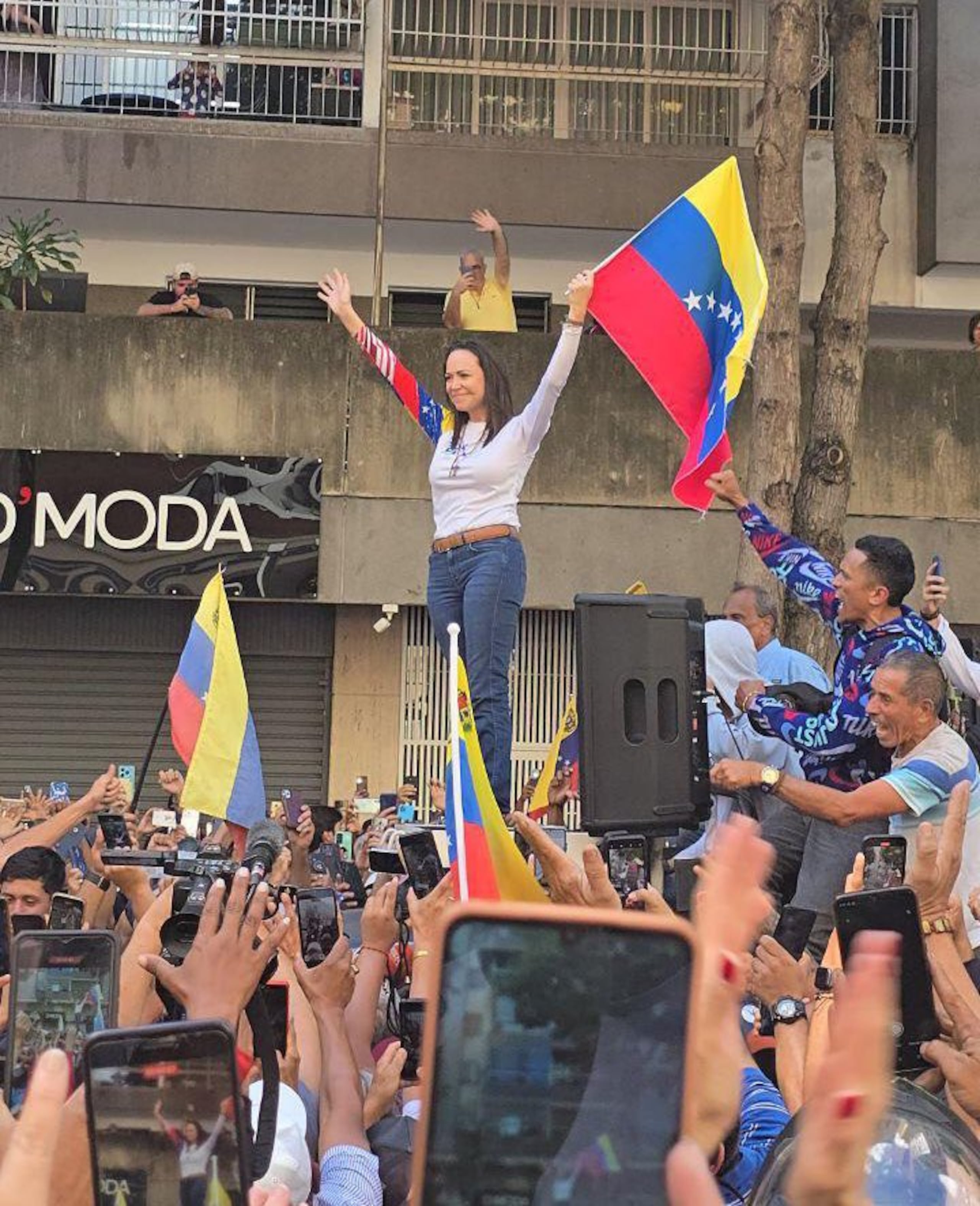¡Óiganlo bien: esto se acabó!”, declaró Machado sobre el techo de un camión al unirse a cientos de opositores al este de la capital