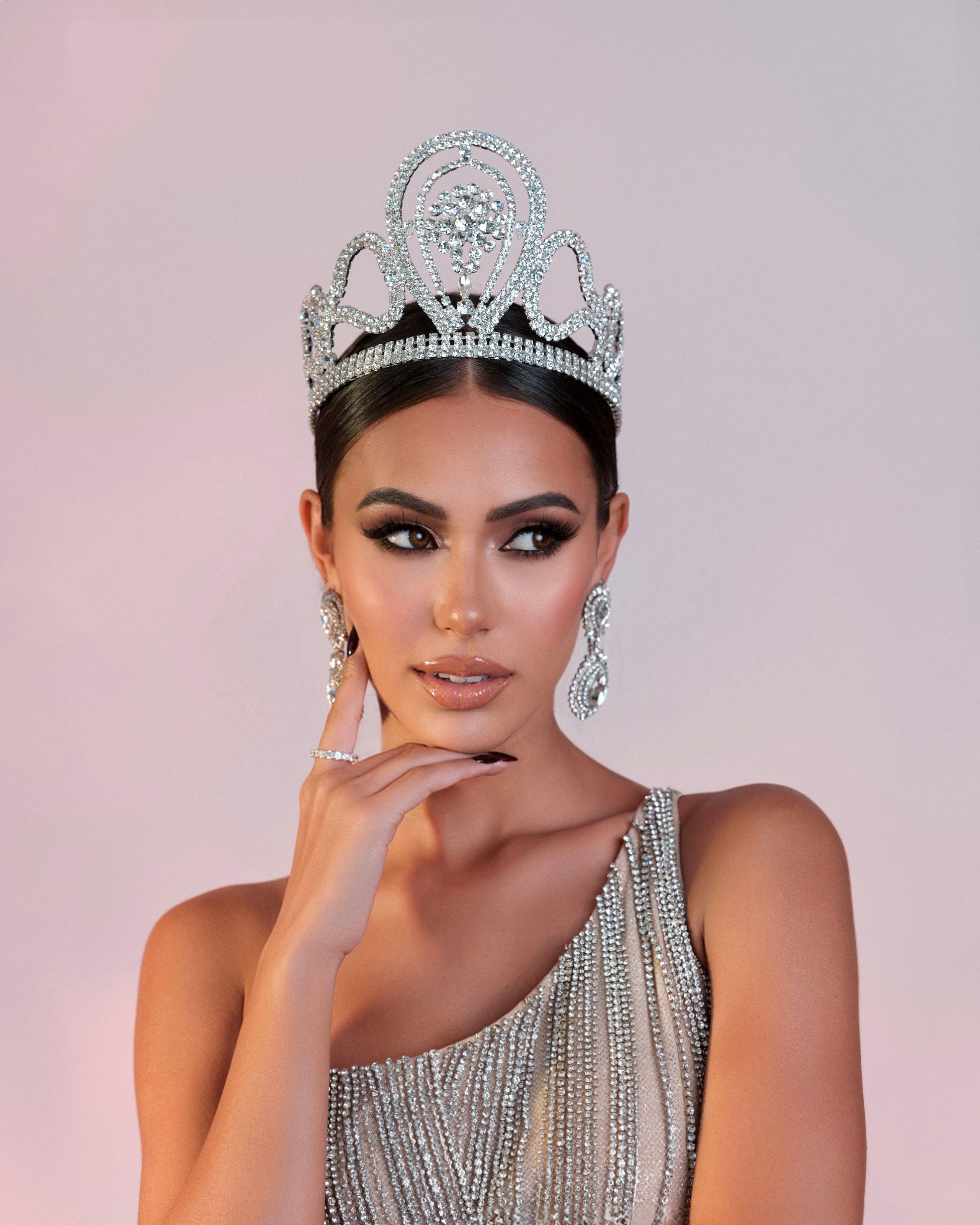 La reina de belleza nos representará en El Salvador en el certamen internacional.
