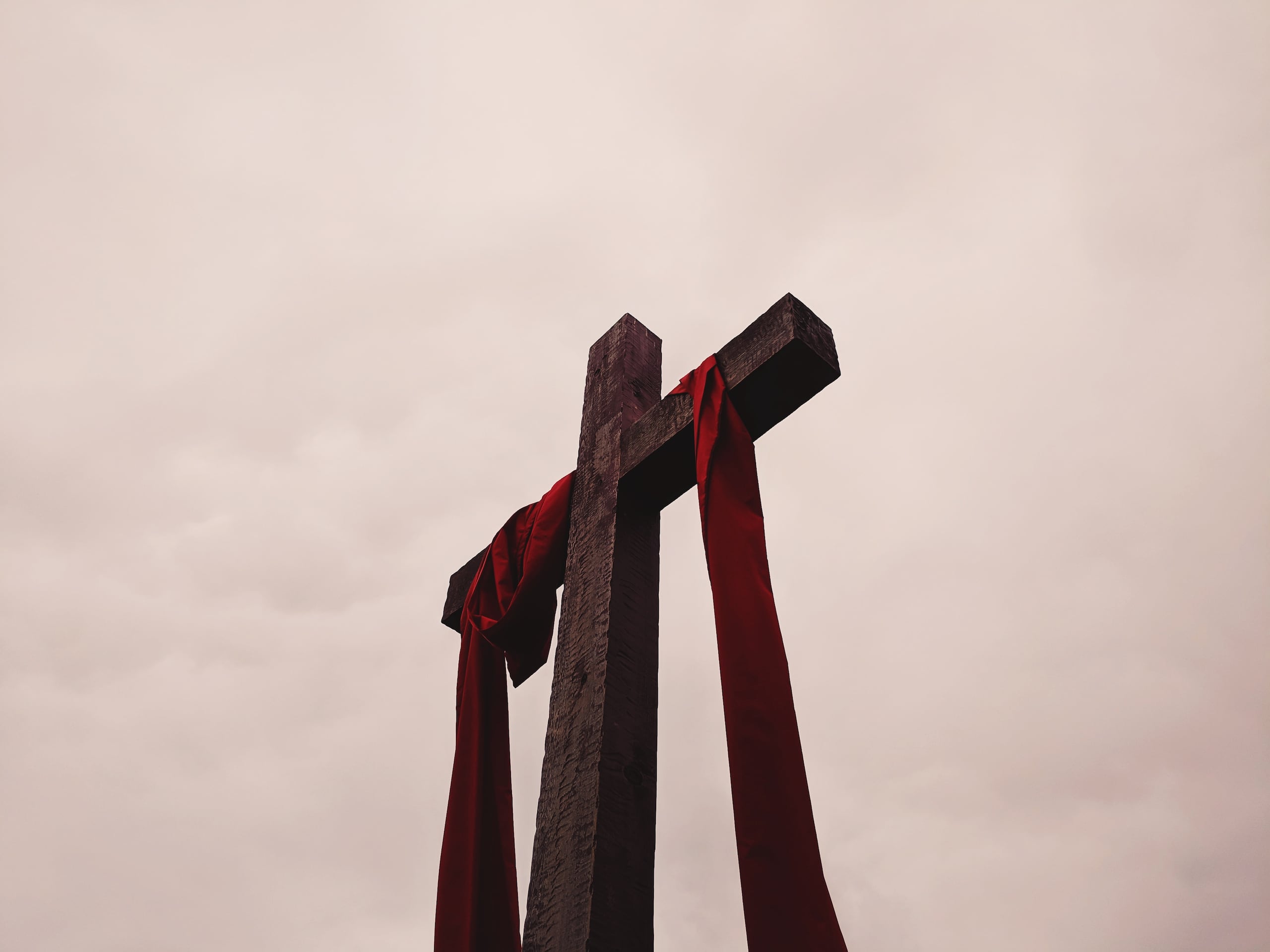 La entrega de Jesús para ser juzgado se concretó cuando Judas Iscariote lo traicionó a cambio de 30 monedas de plata.