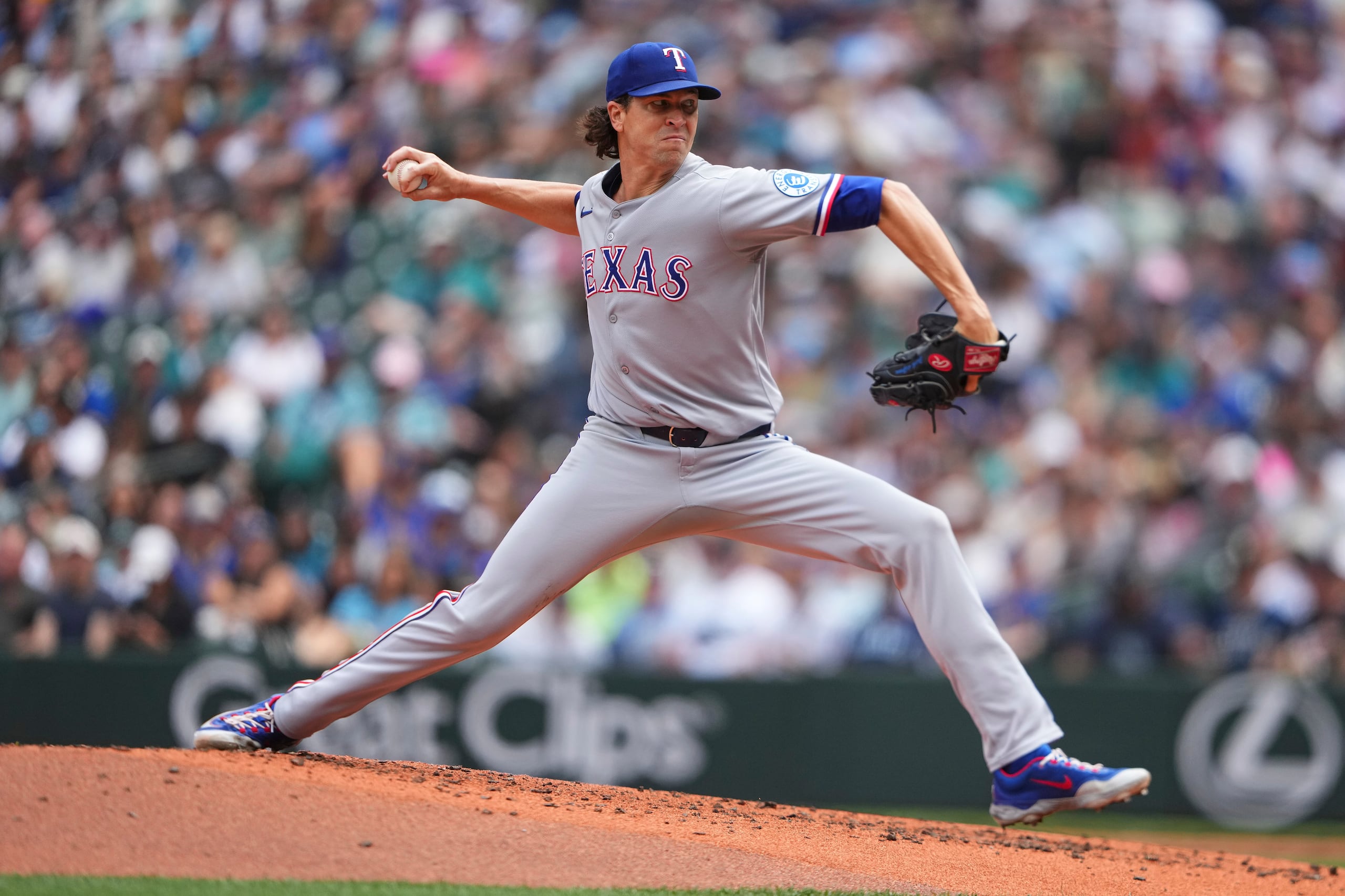 El abridor delos Rangers de Texas Jacob deGrom lanza en la segunda entrada ante los Marineros de Seattle el domingo 3 de agosto del 2025. (AP Foto/Lindsey Wasson)