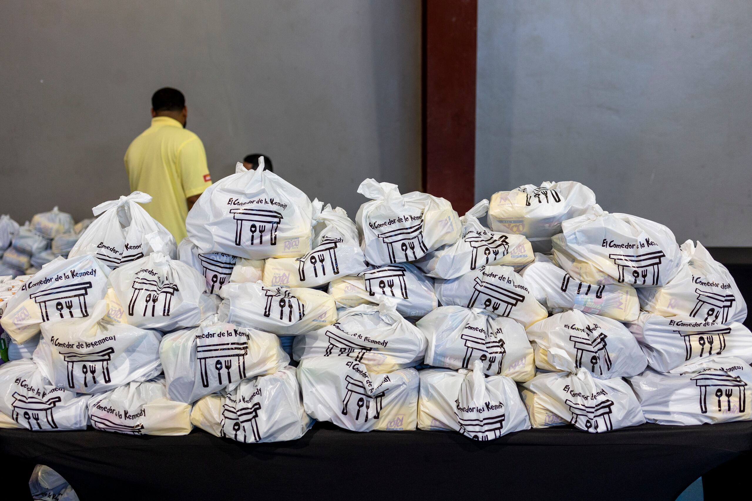 El Comedor de la Kennedy proveyó almuerzos para los residentes de la comunidad.