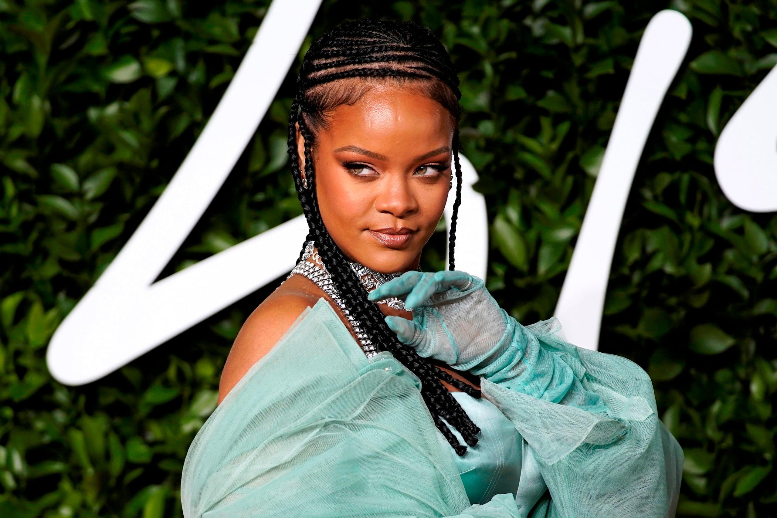 Cuatro tiros alcanzaron la residencia de Rihanna y al menos uno penetró sus paredes.