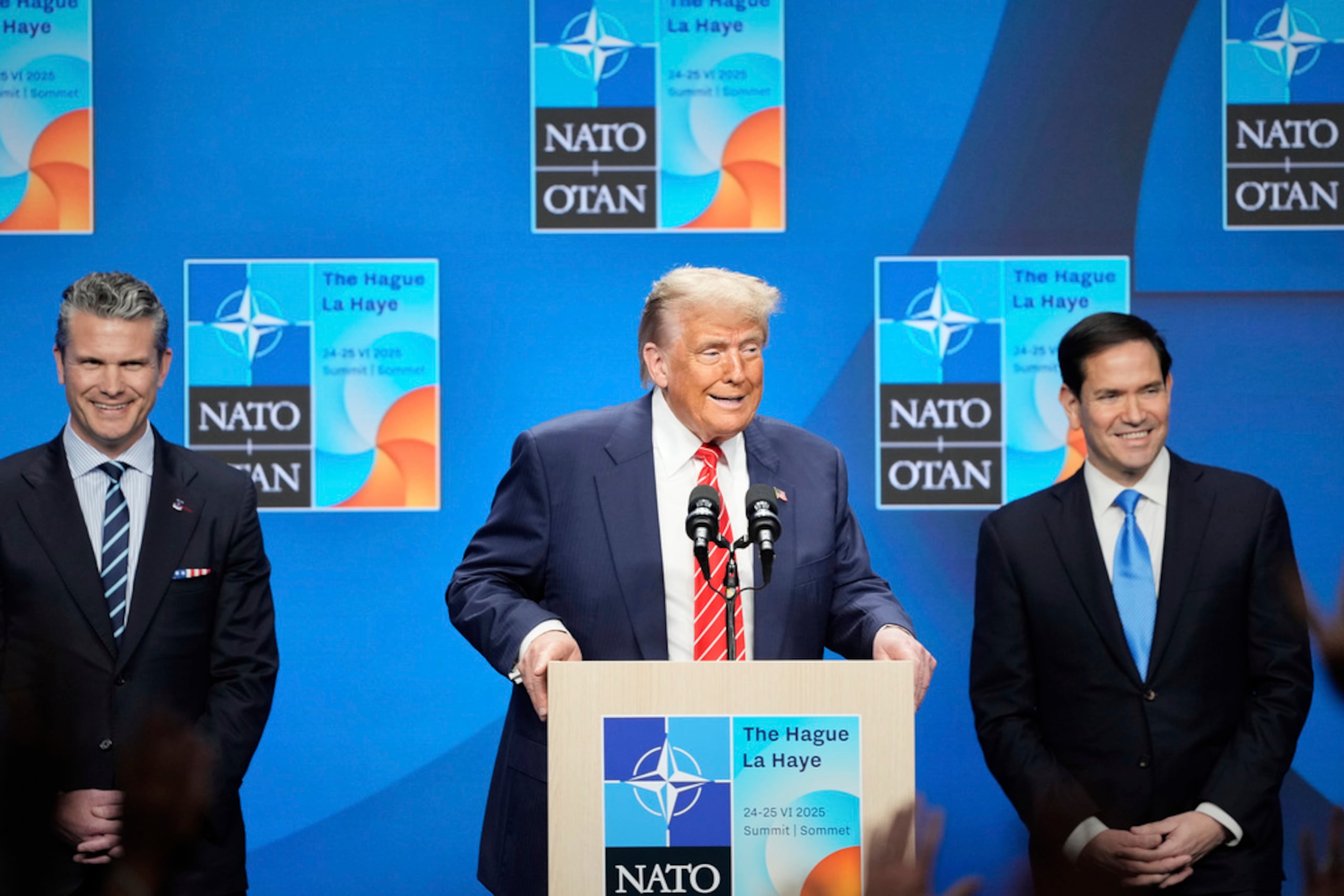 El presidente Donald Trump habla de pie entre el secretario de Estado, Marco Rubio, y el secretario de Defensa, Pete Hegseth, durante una conferencia de prensa tras la sesión plenaria en la cumbre de la OTAN en La Haya, Países Bajos, el 25 de junio de 2025.