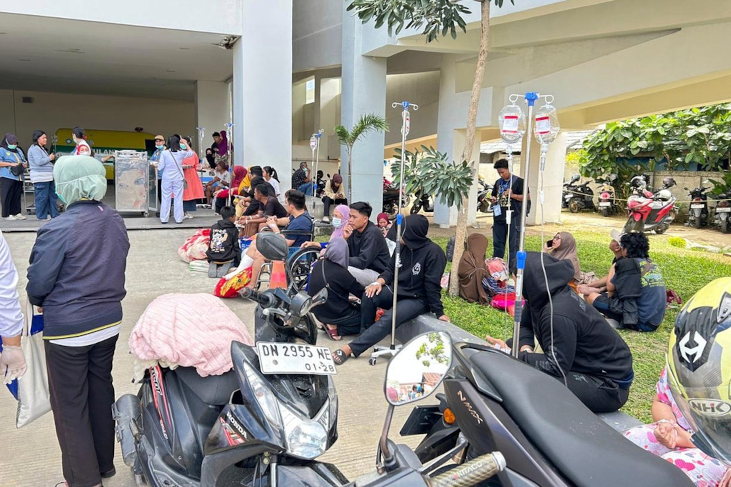 Pacientes desalojados ante un hospital local después de un sismo en Palu, en el centro de Sulawesi, Indonesia, este martes.