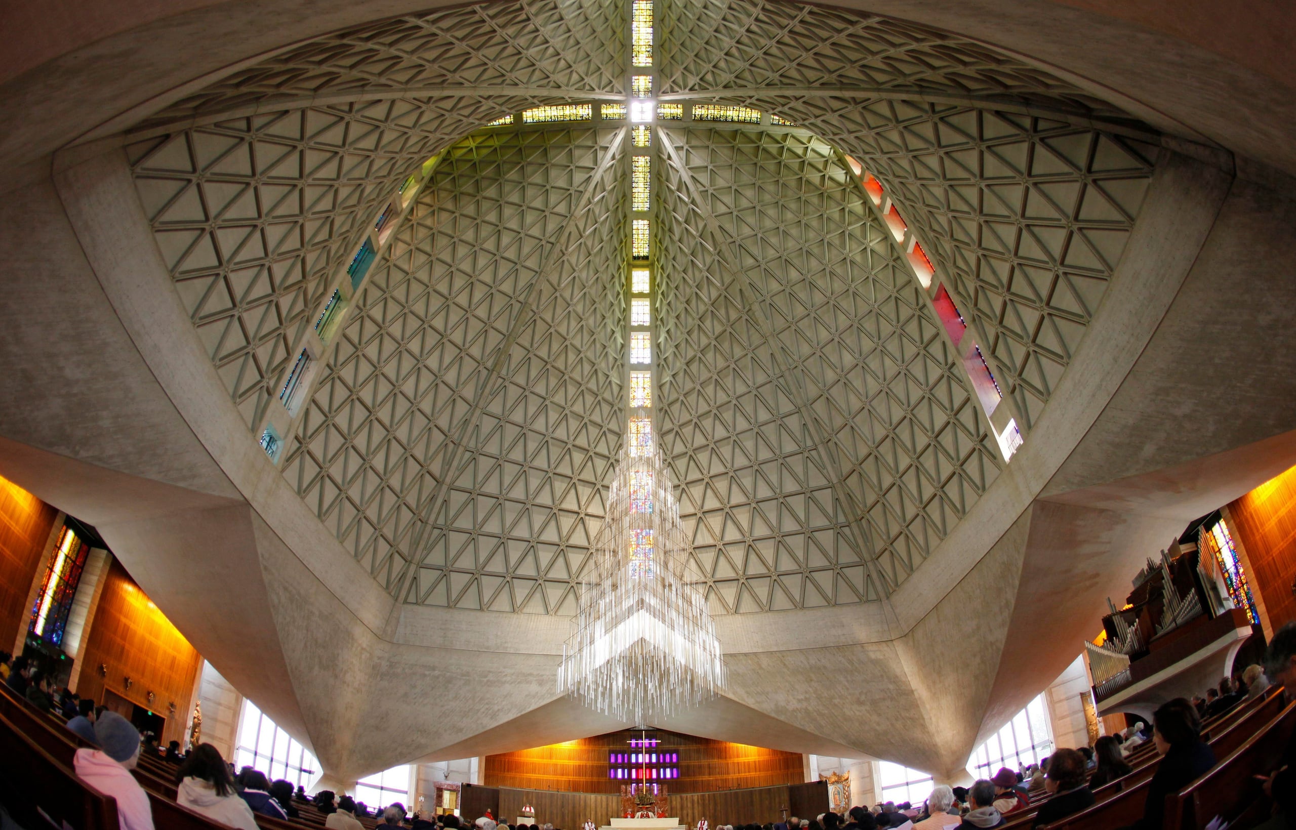 ARCHIVO - Fieles asisten a una misa en la Catedral de Santa María, la iglesia madre de la arquidiócesis de San Francisco, el 2 de abril de 2010. (AP Foto/Eric Risberg/Archivo)