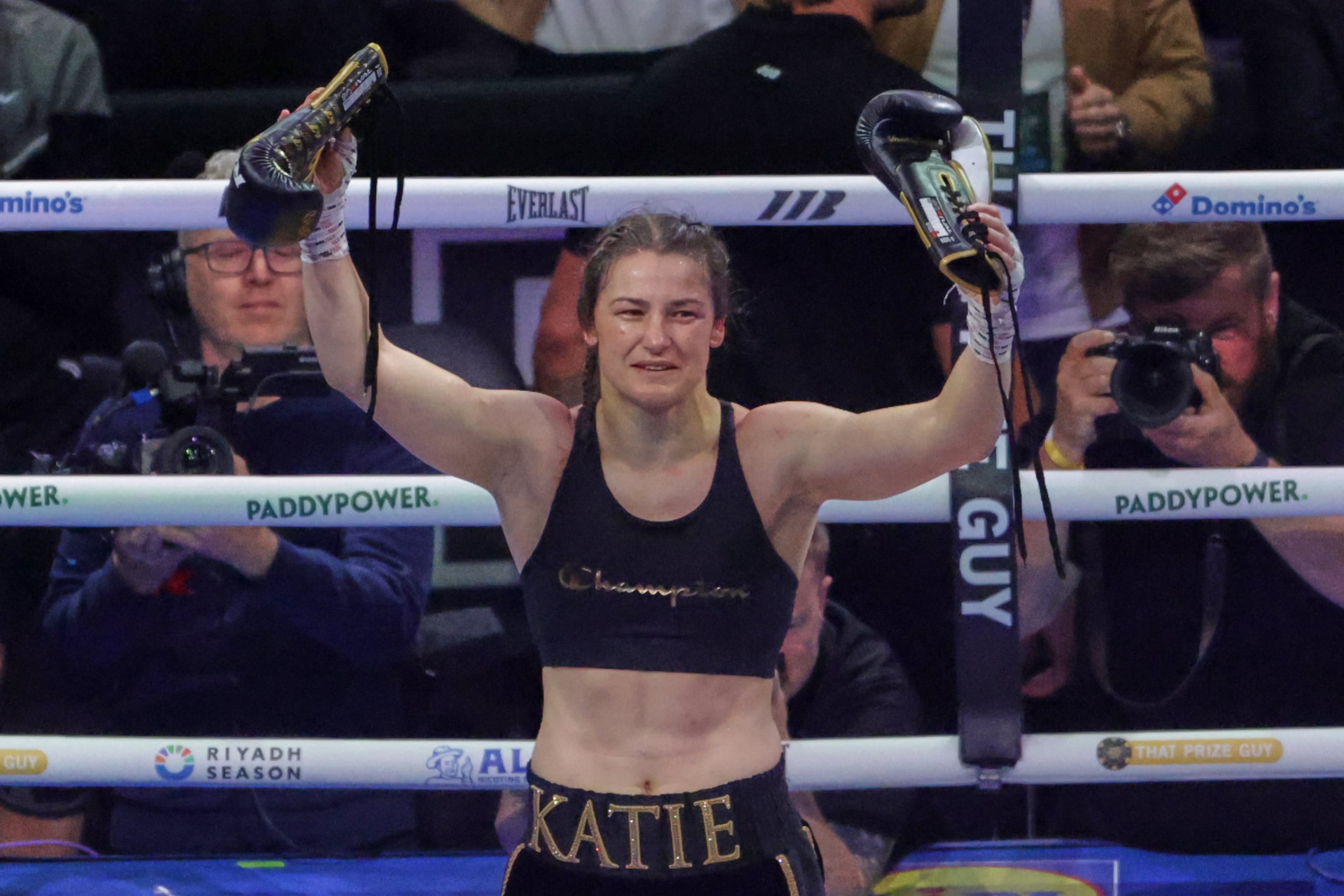 Katie Taylor celebra después de vencer a Flora Pili en su última pelea como boxeadora profesional.