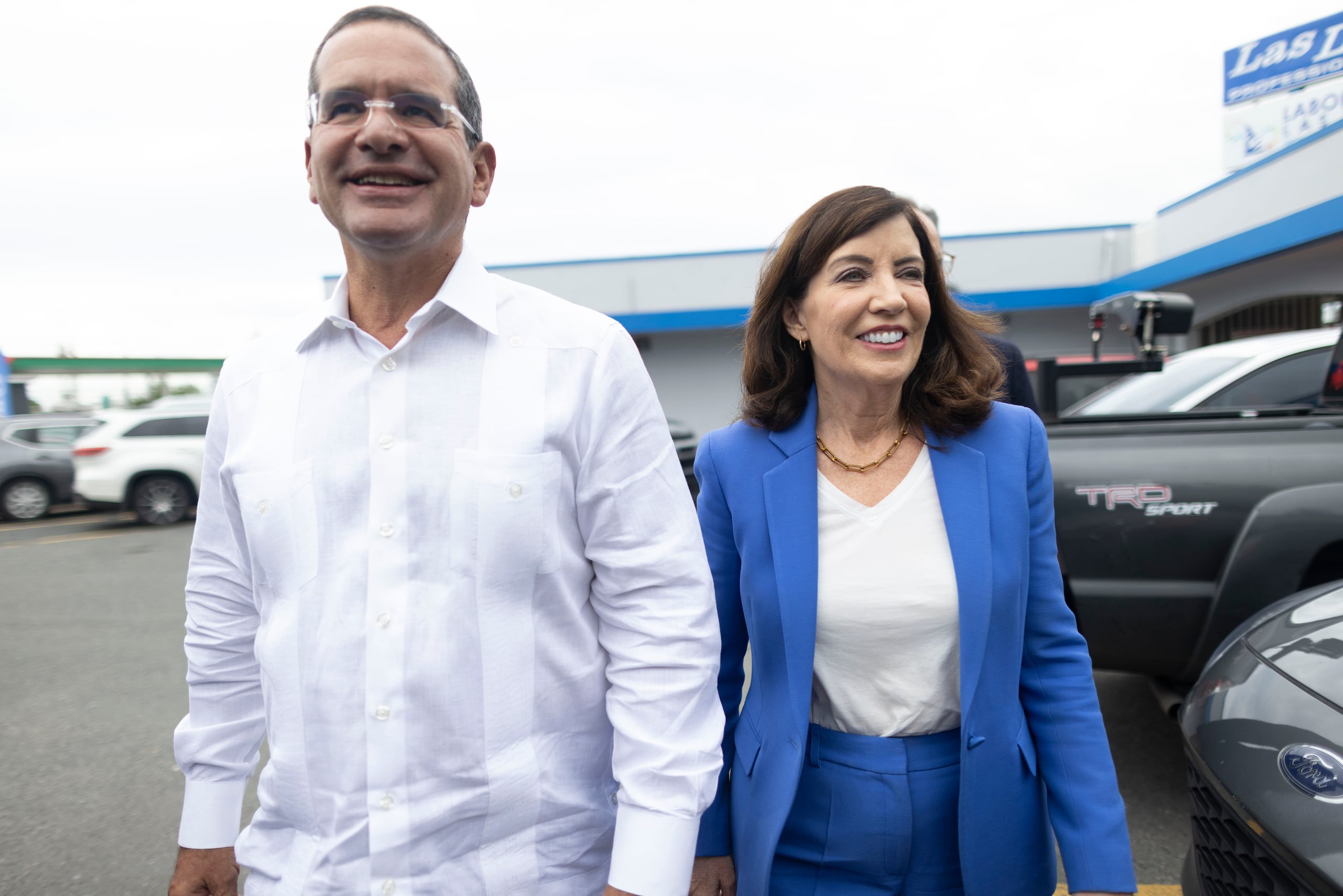 El mandatario (en la foto junto a la gobernadora de Nueva York, Kathy Hochul), explicó que ambas medidas irían a comité de conferencia.