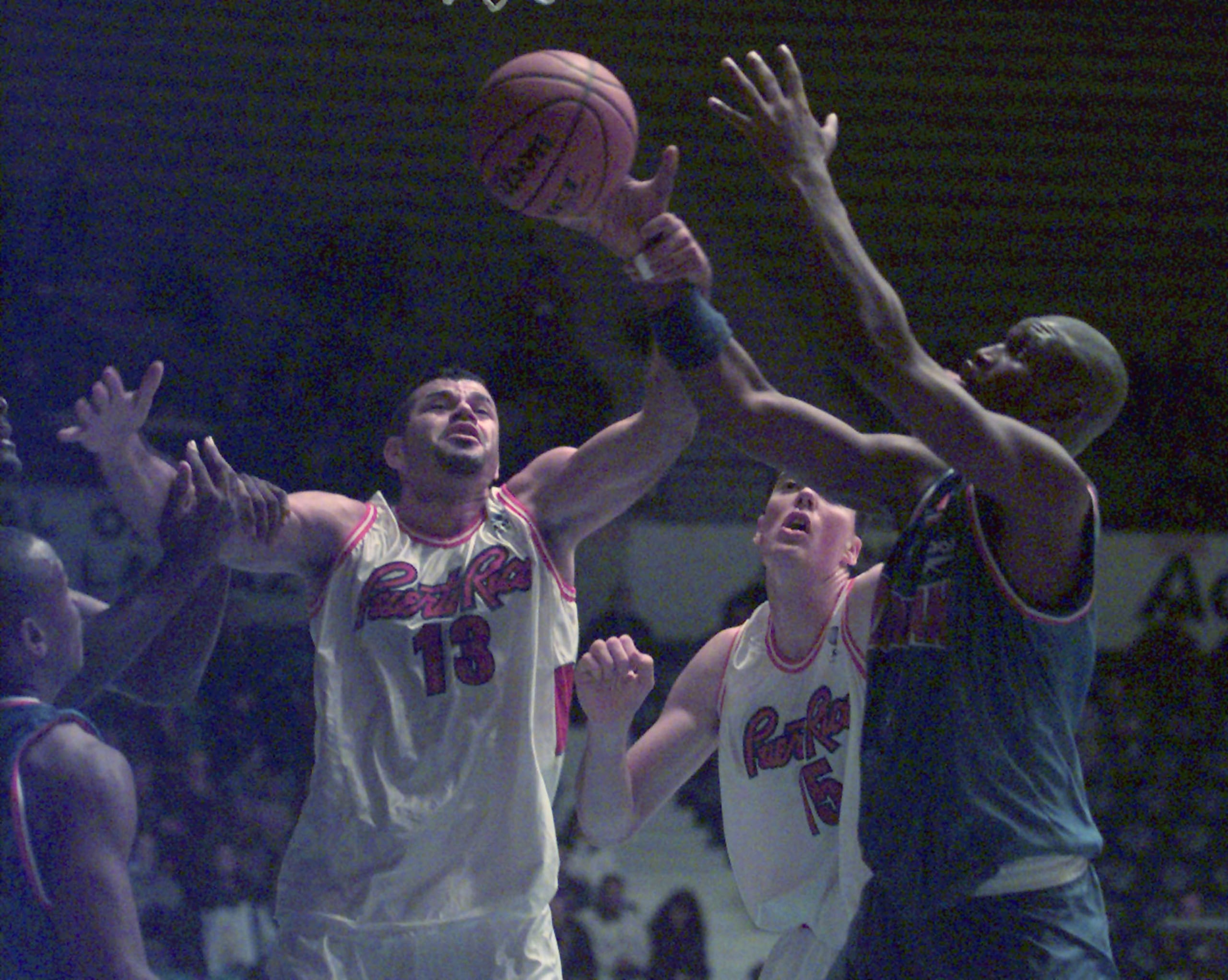 Edgar De León, de Puerto Rico, intenta quitarle el balón a Soterio Ramírez, de República Dominicana, en Montevideo, Uruguay, en el año 1997.