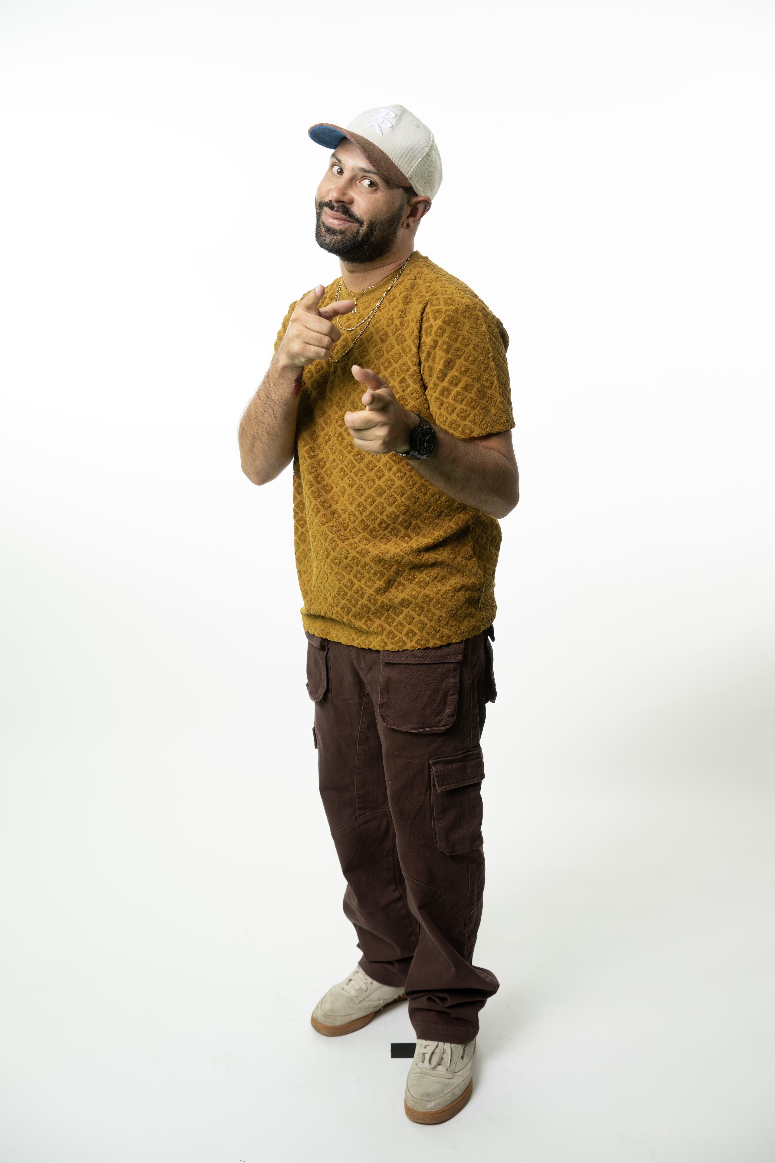Yan Elendoux - @elendoux: “Para mí, la educación tiene beneficios incalculables en lo académico y en lo personal. El educarme en ingeniería de sonido fue la herramienta clave para poder expresarme y poner a fluir mi arte en la música, como artista y productor. No solo se requiere talento, también se necesita disciplina y educación para expandir tus conocimientos, abre muchas puertas y te da seguridad en lo que haces. Es la mejor inversión que puedes hacer, el conocimiento se queda contigo por el infinito. No todo es dinero y fama (La Movie), de hecho, es lo de menos.
Tanto en la música como en el deporte, los ganadores son los que más se educan y los que más trabajan. Para mí, la clave del éxito es escoger hacer o seguir siempre lo más que te apasiona, actuar con toda tu energía hasta que no puedas actuar más, sin expectativas del resultado”.