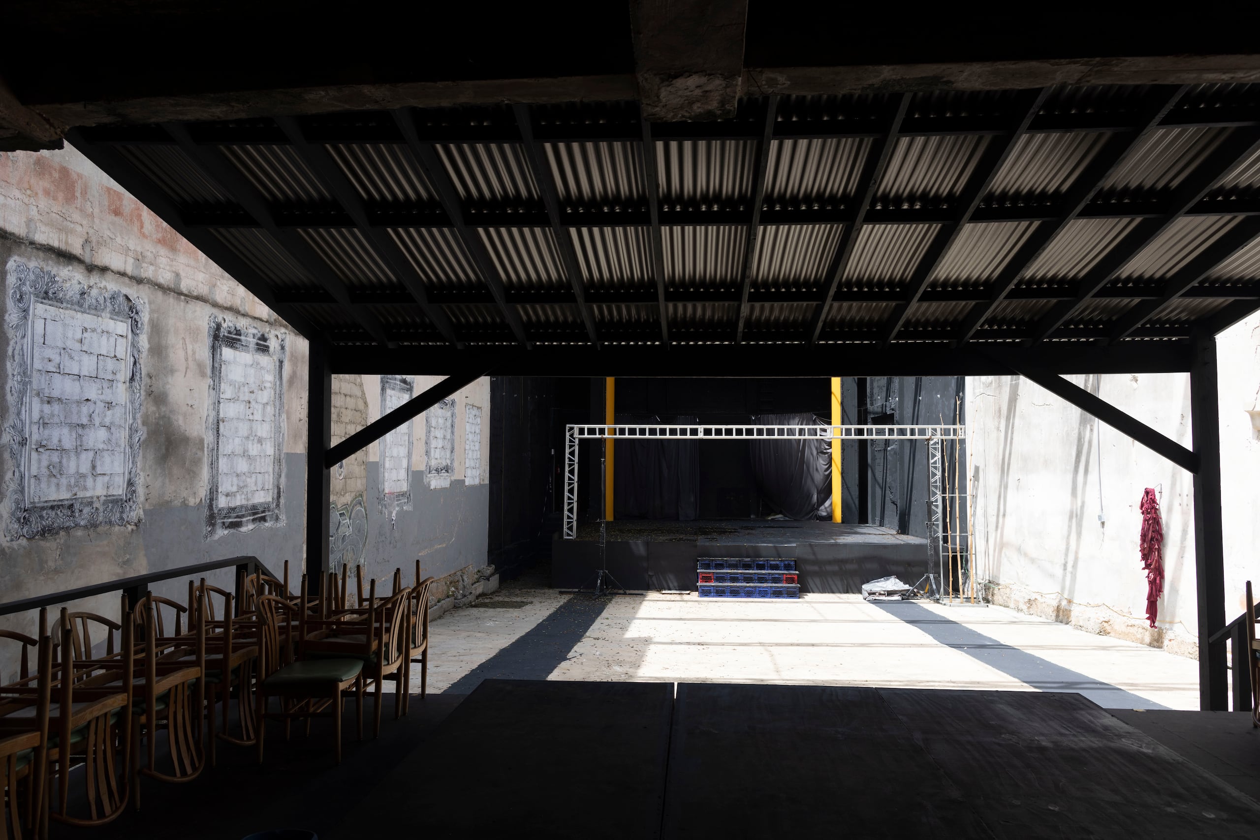 Rehabilitar el sistema de iluminación del escenario es una de las prioridades para poder ampliar las alternativas de producciones artíticas y culturales en el lugar.