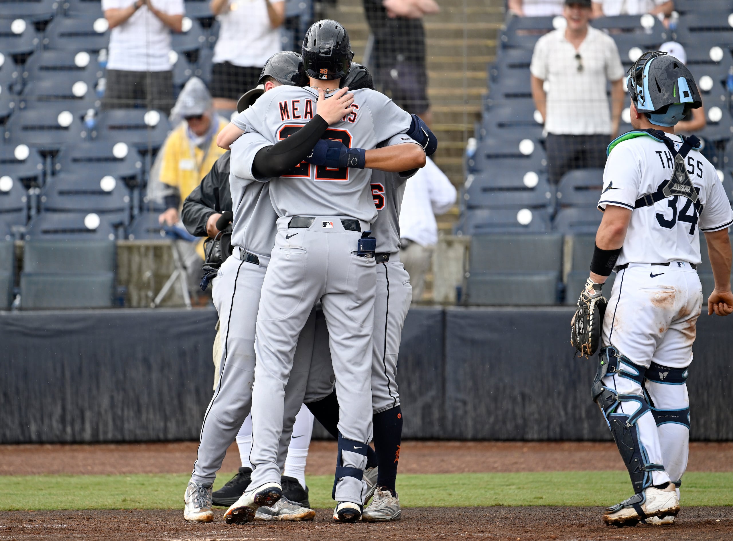 Matt Thaiss (34), receptor de los Rays de Tampa Bay, mira hacia otro lado mientras Parker Meadows de los Tigres de Detroit celebra su jonrón de tres carreras durante la novena entrada de un partido de béisbol contra los Rays.