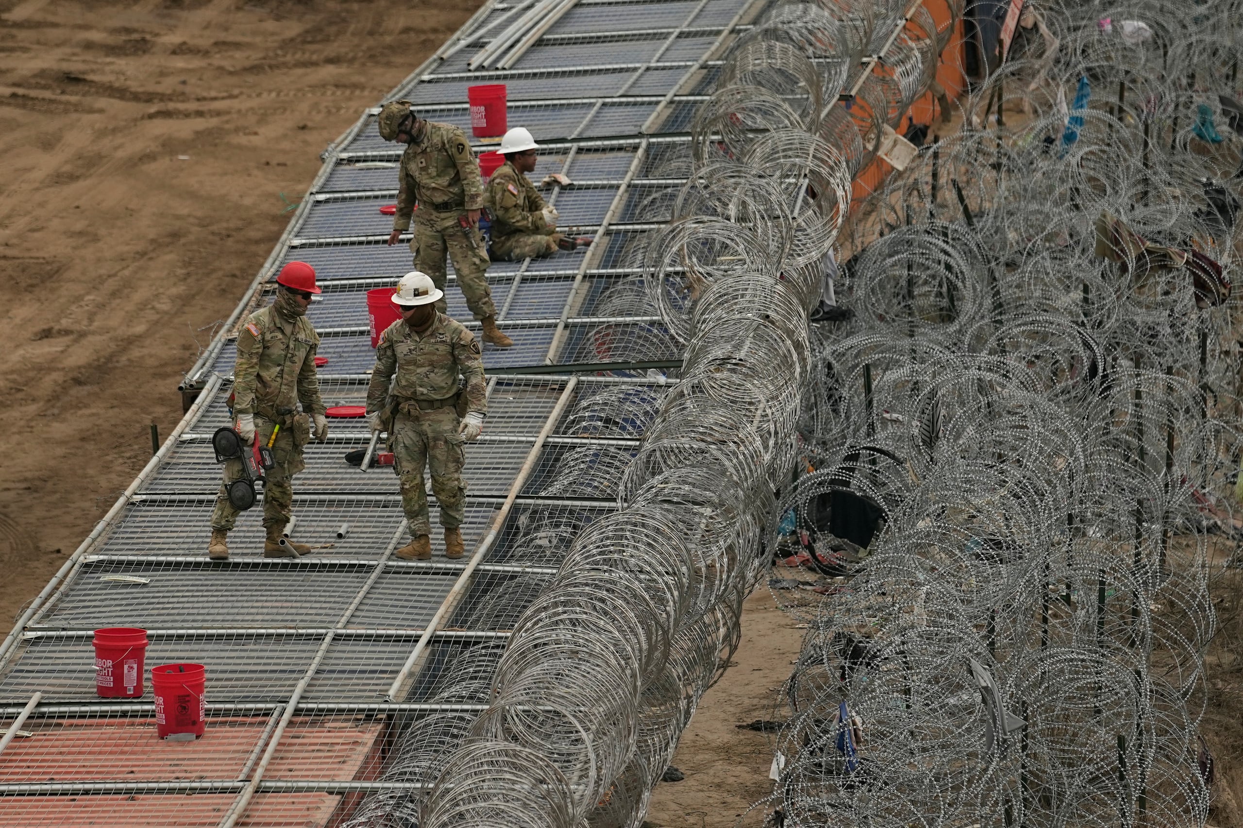Aunque la Patrulla Fronteriza fue autorizada a cortar la serpentina instalada por el gobierno de Texas en el Río Bravo, el estado sigue instalando la alambrada.