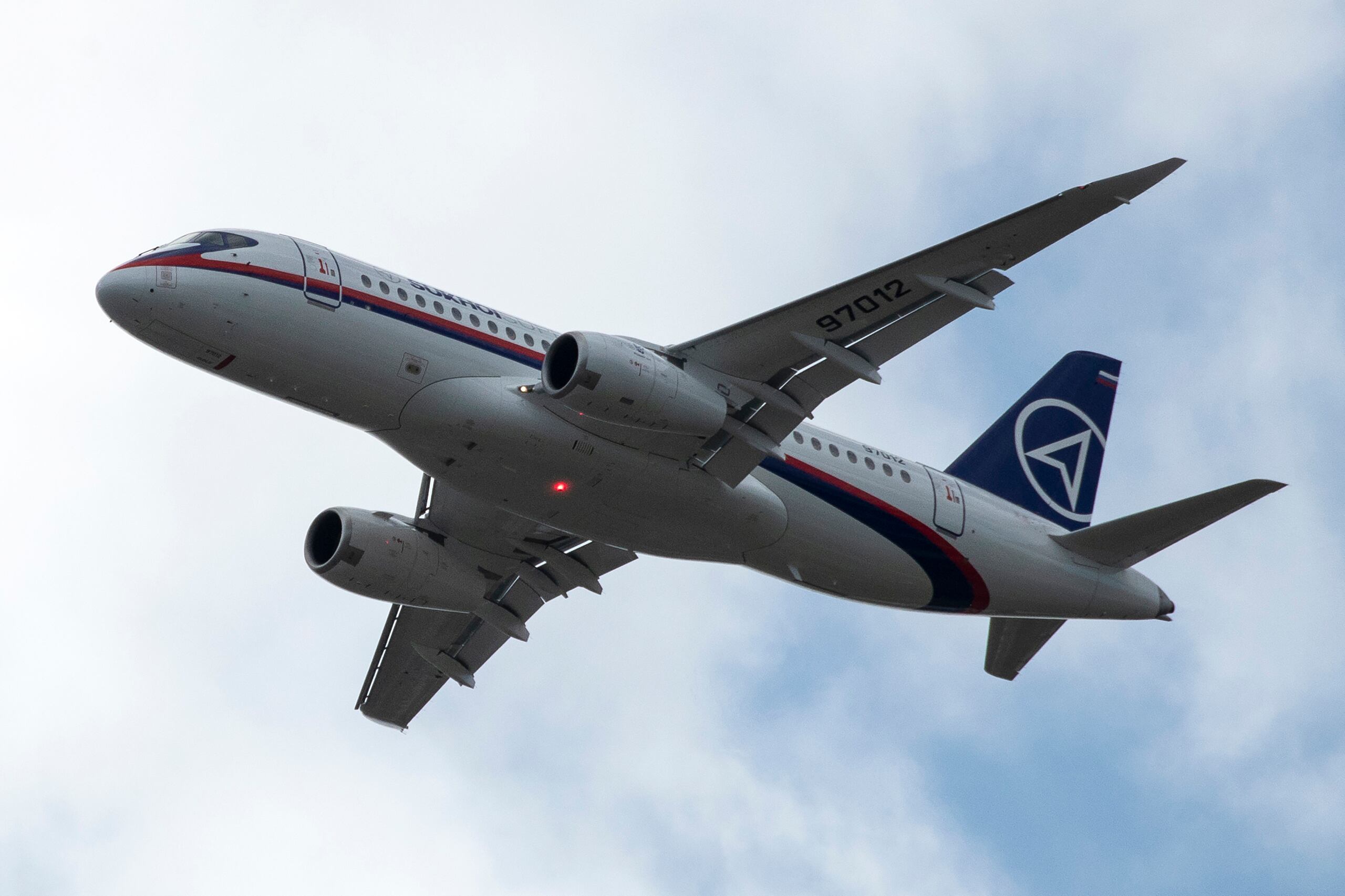 El Superjet 100 de fabricación rusa, también designado SSJ100, fue aclamado por autoridades rusas como un logro importante para la industria de la aviación civil rusa, pero ha tenido un historial de seguridad irregular.