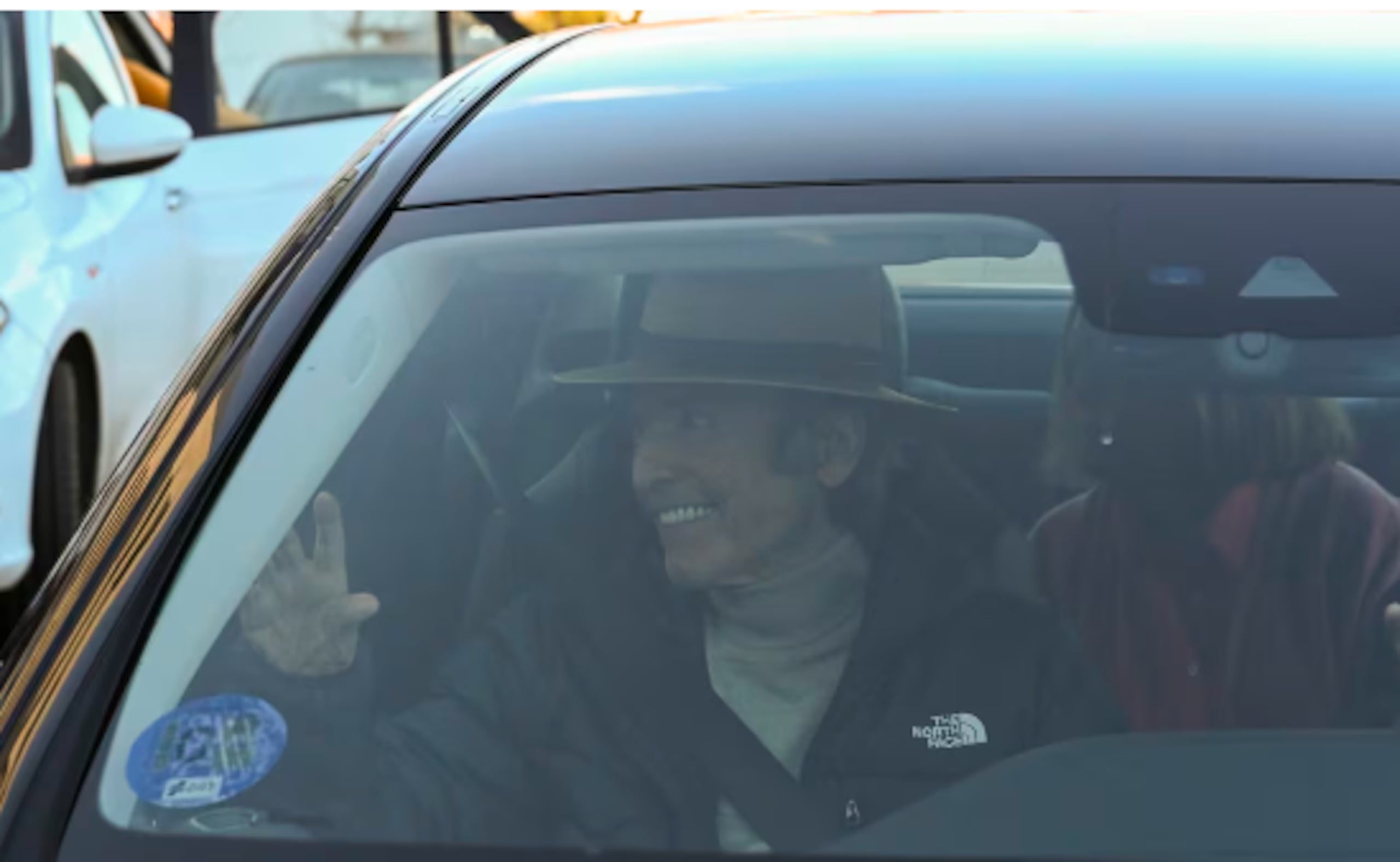 El cantante en su salida del hospital.