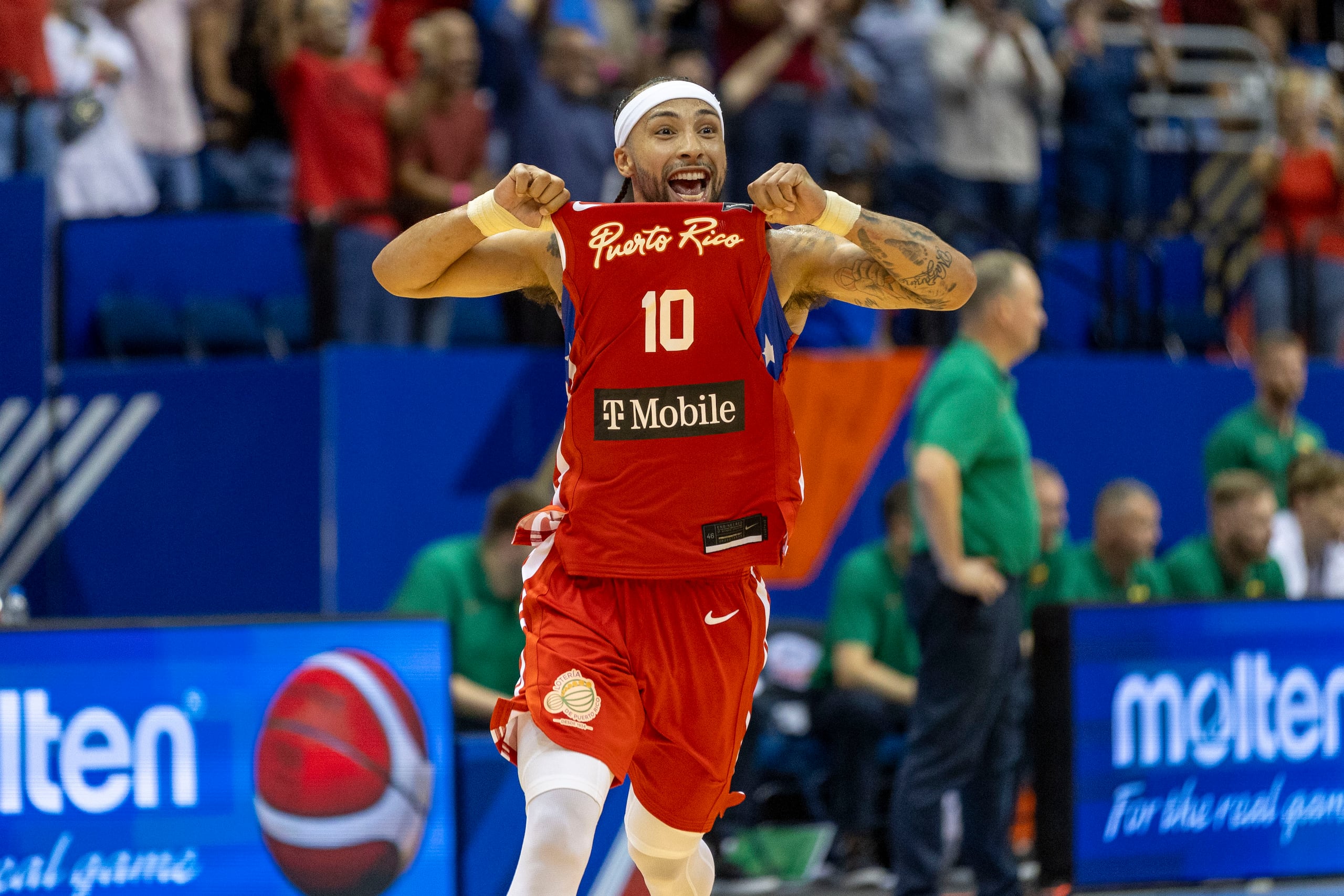 José Alvarado muestra la camiseta de Puerto Rico durante el Repechaje Olímpico.