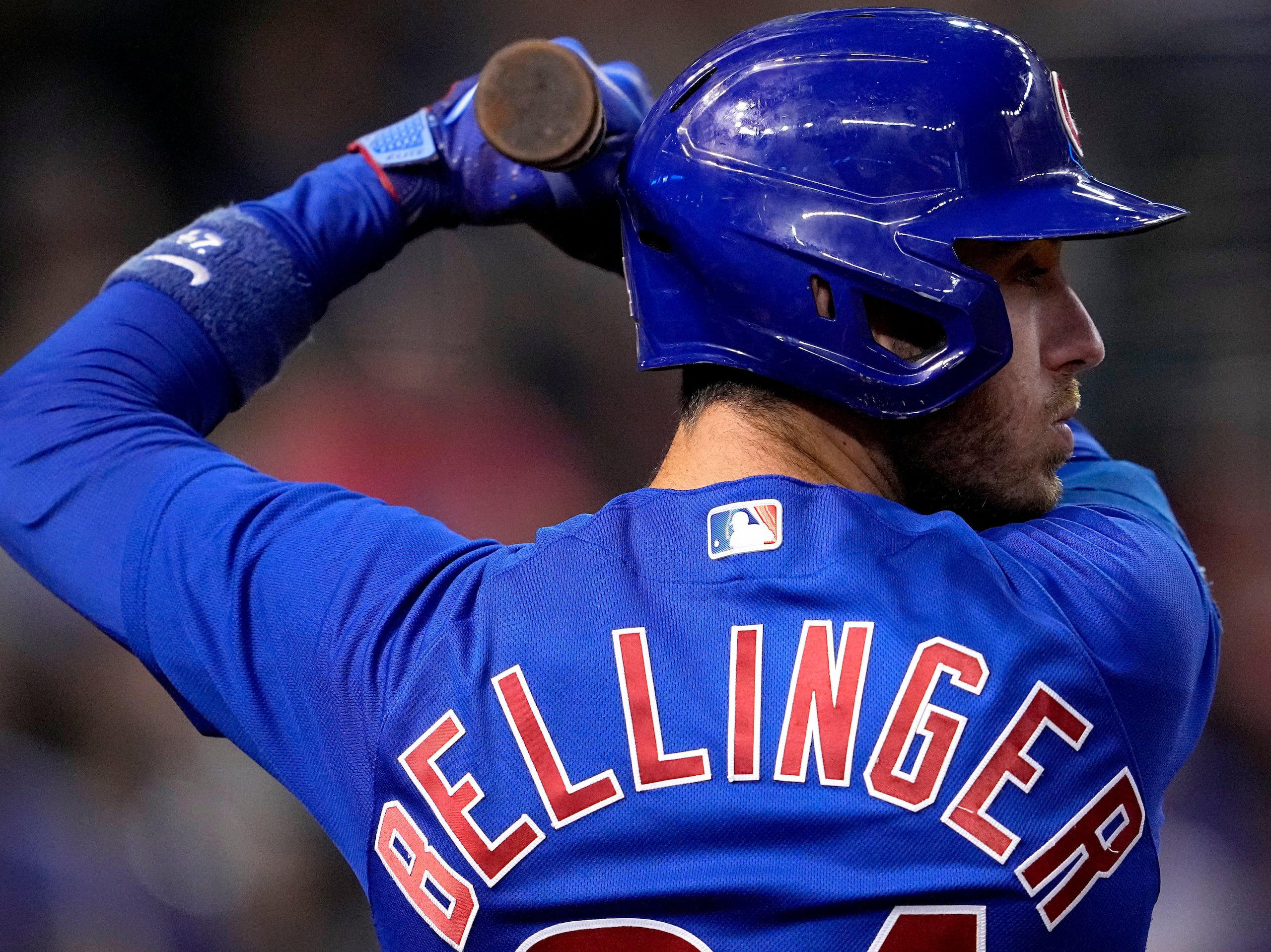 Cody Bellinger, de los Cubs, batea contra los Diamondbacks de Arizona, el 15 de septiembre de 2023, en Phoenix.