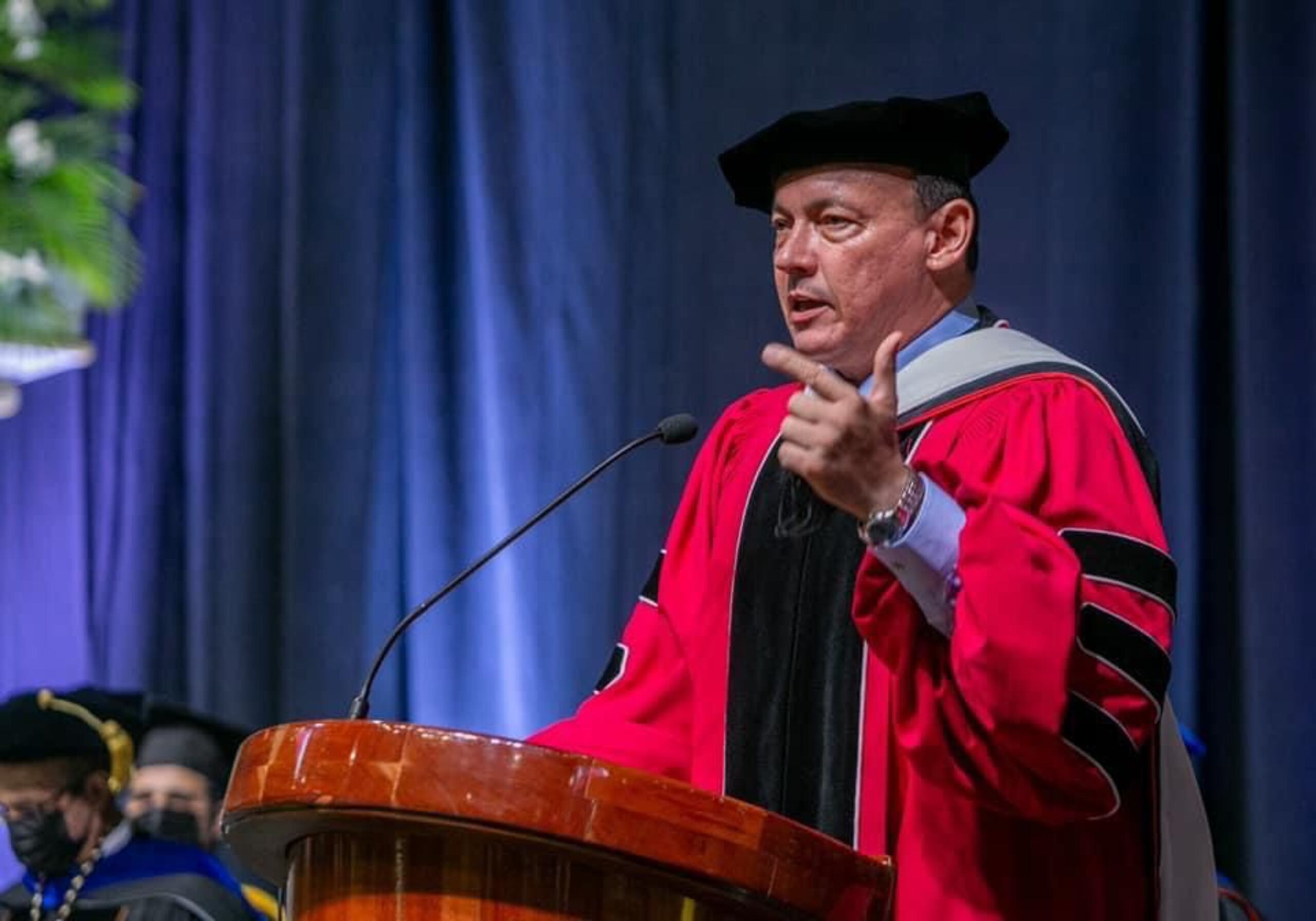 Se informó que el funcionario fue removido de sus funciones pero aún retiene el puesto como rector, mientras se ventilan las querellas.