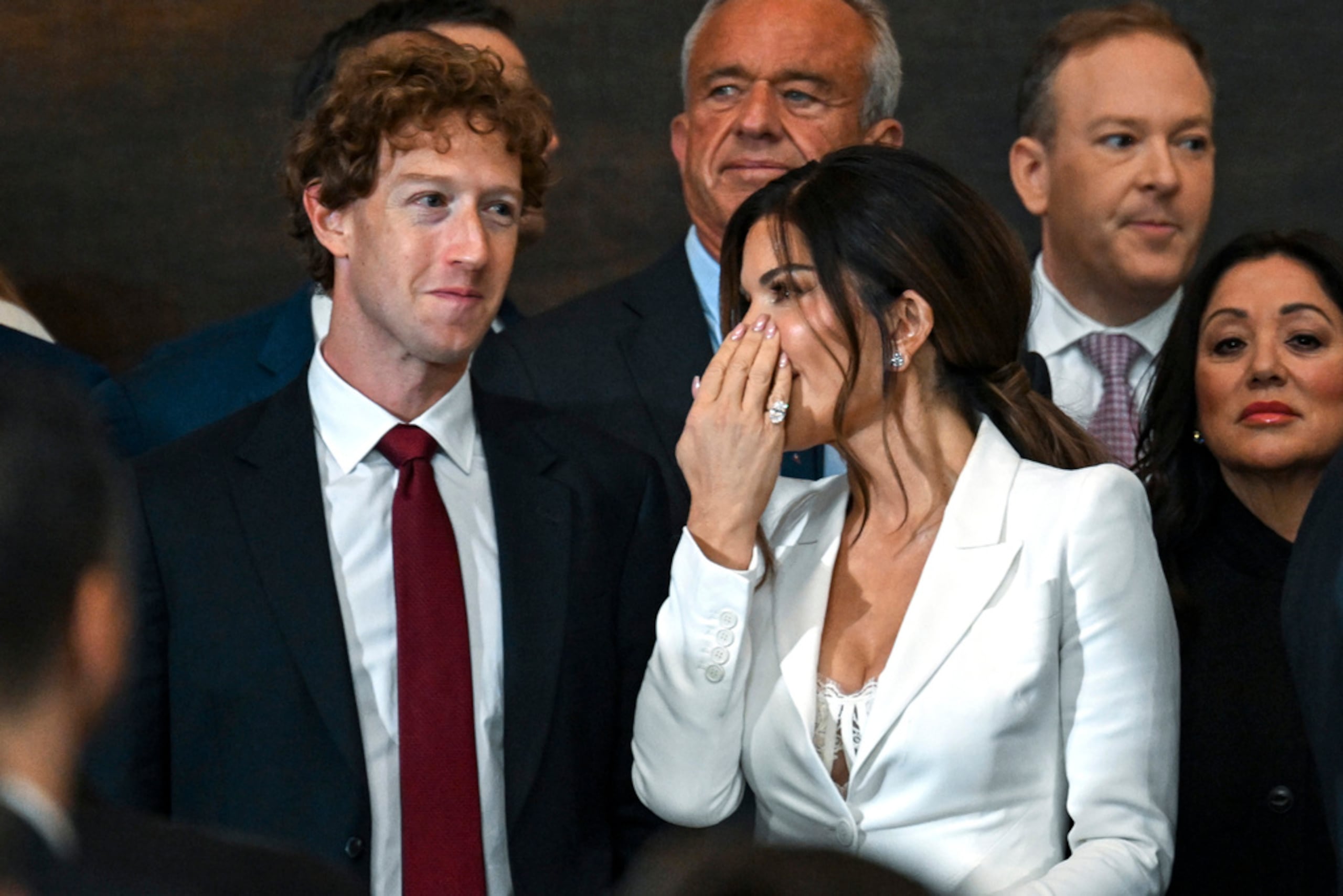 Mark Zuckerberg y Lauren Sánchez conversan durante la inauguración presidencial en la Rotonda del Capitolio en Washington, el lunes 20 de enero de 2025.