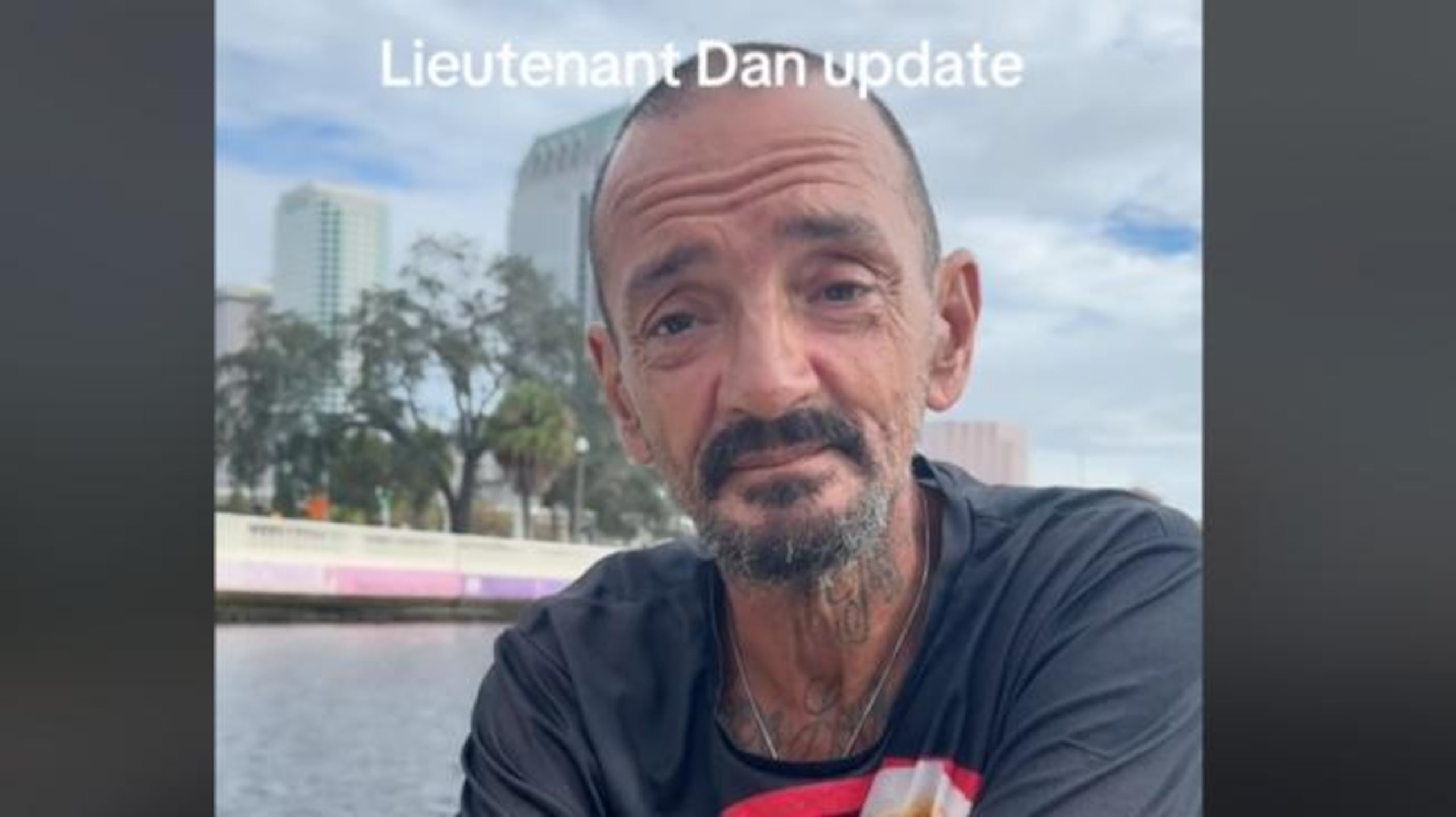 Los testigos del lugar documentaron al “Teniente Dan” dentro de su bote, enfrentando las olas que ocasionó el huracán Milton durante su llegada a la ciudad de Tampa.