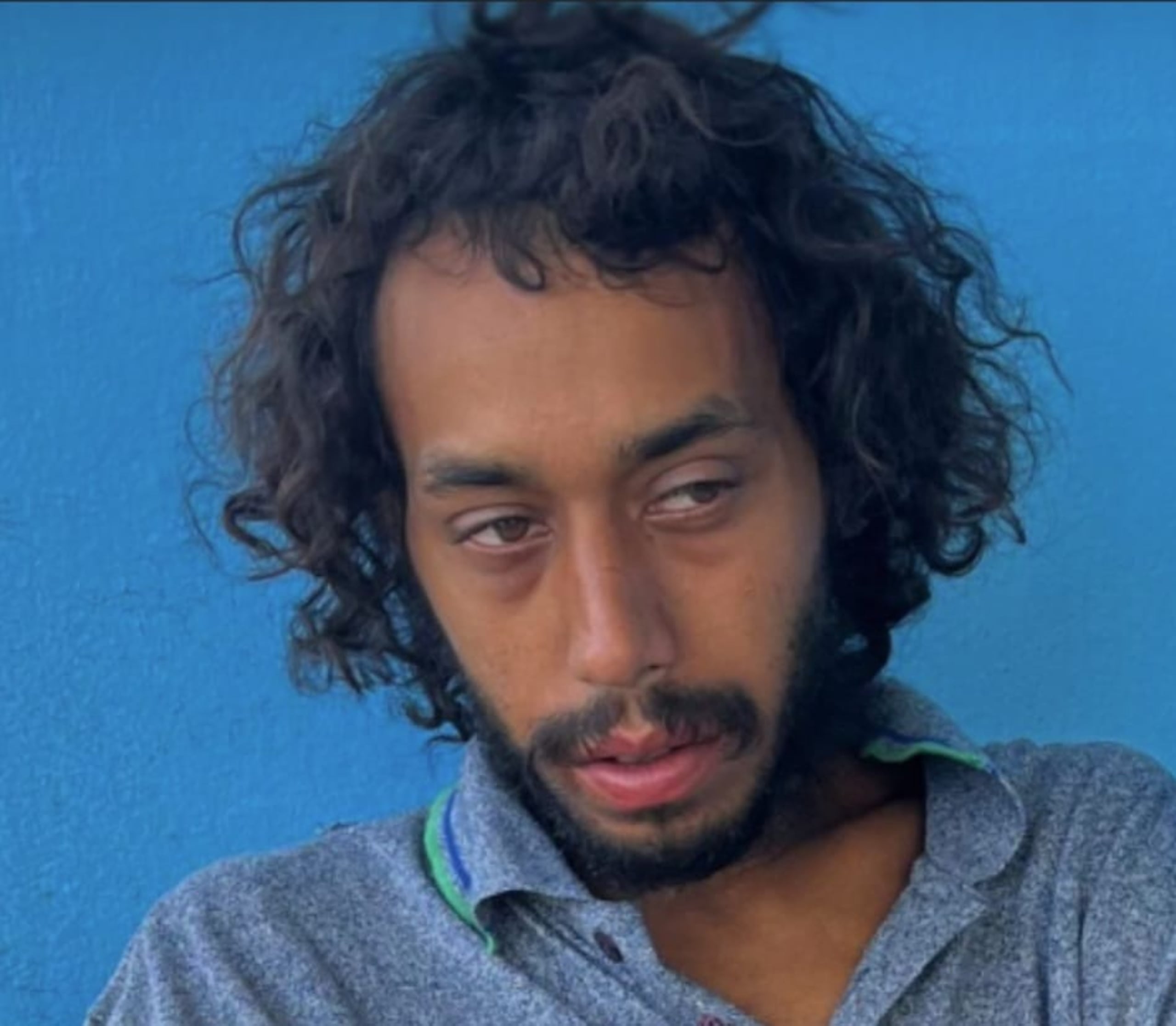 Contra Luis Torres Arzuaga, pesa una orden de arresto por el robo de mercancía de una tienda en Plaza Escorial, en Carolina.