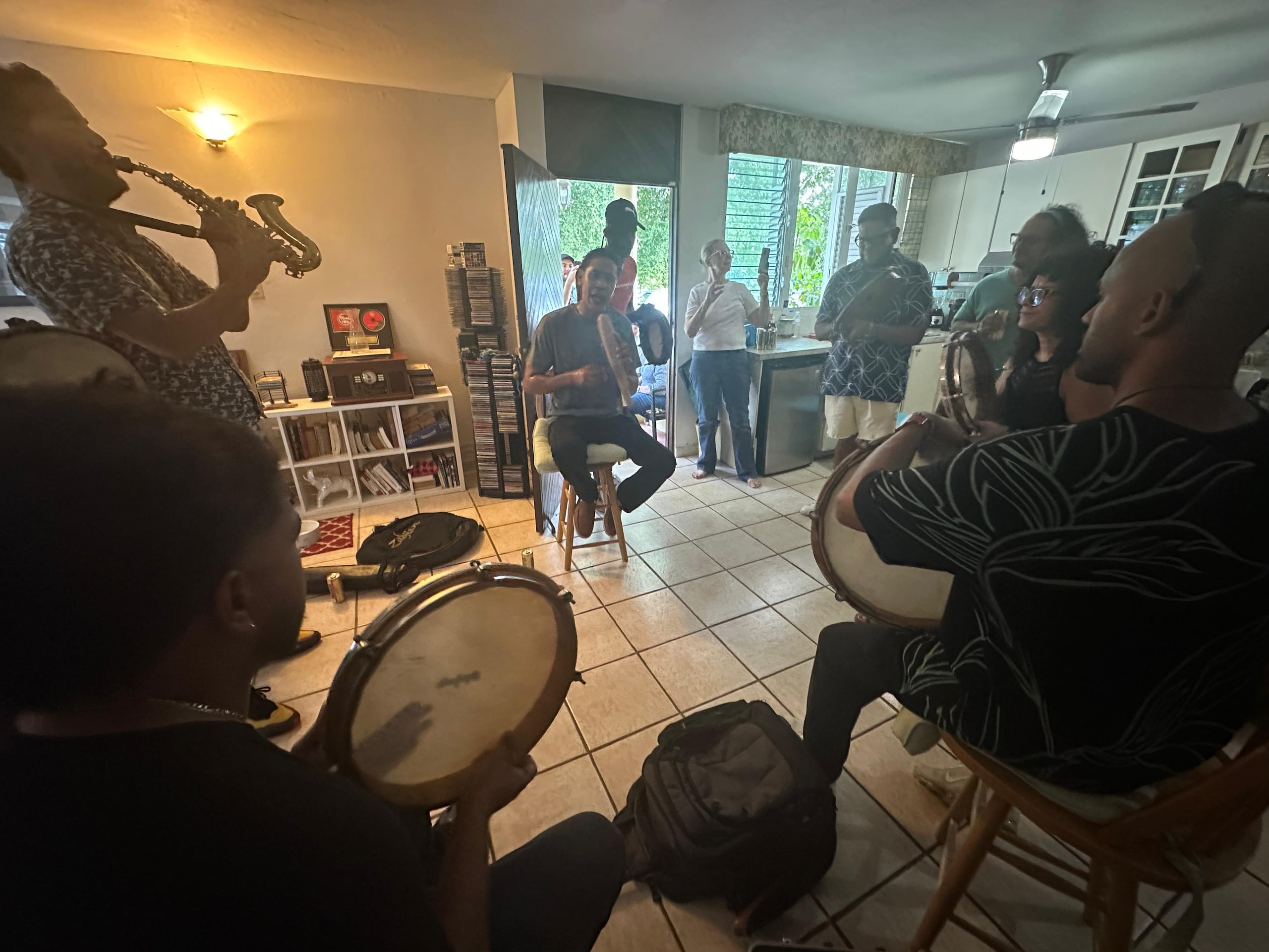 Amigos y familiares ocuparon la sala para rendir homenaje póstumo a Gary Núñez con un "plenazo".