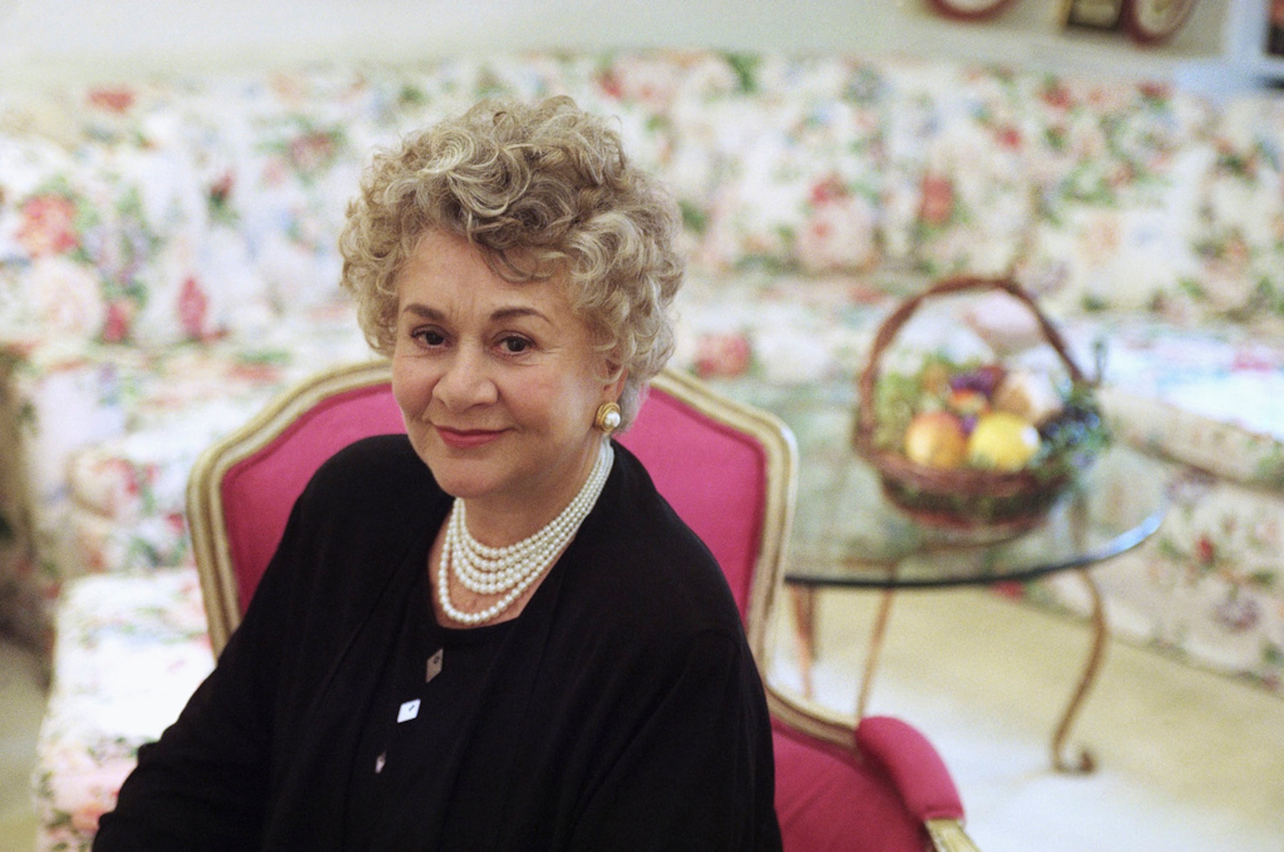 La actriz Joan Plowright posa para la cámara en un hotel en Nueva York el 4 de mayo de 1999.