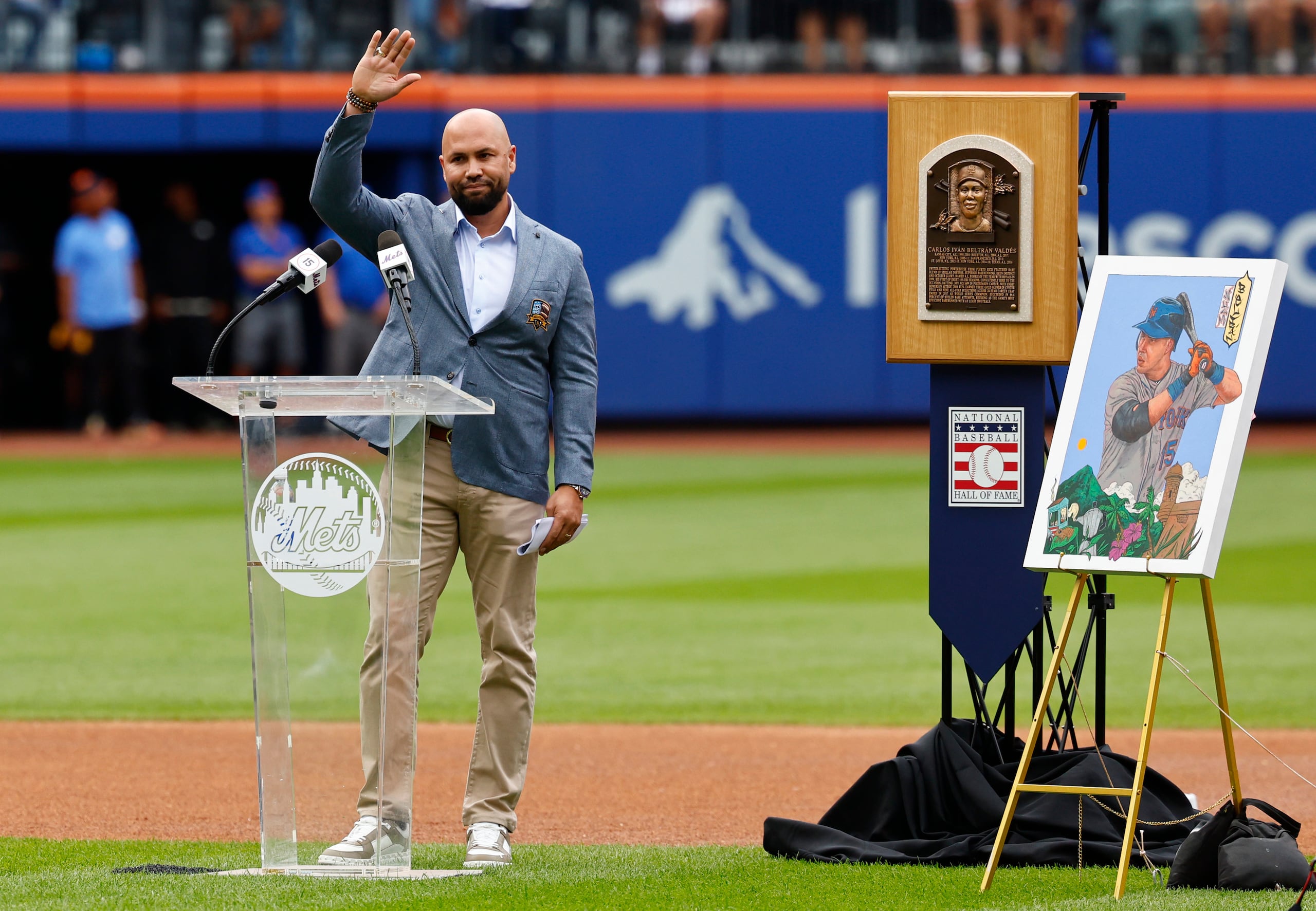 Carlos Beltrán saluda al público en el Citi Field tras su número 15 ser retirado por los Mets de Nueva York.
