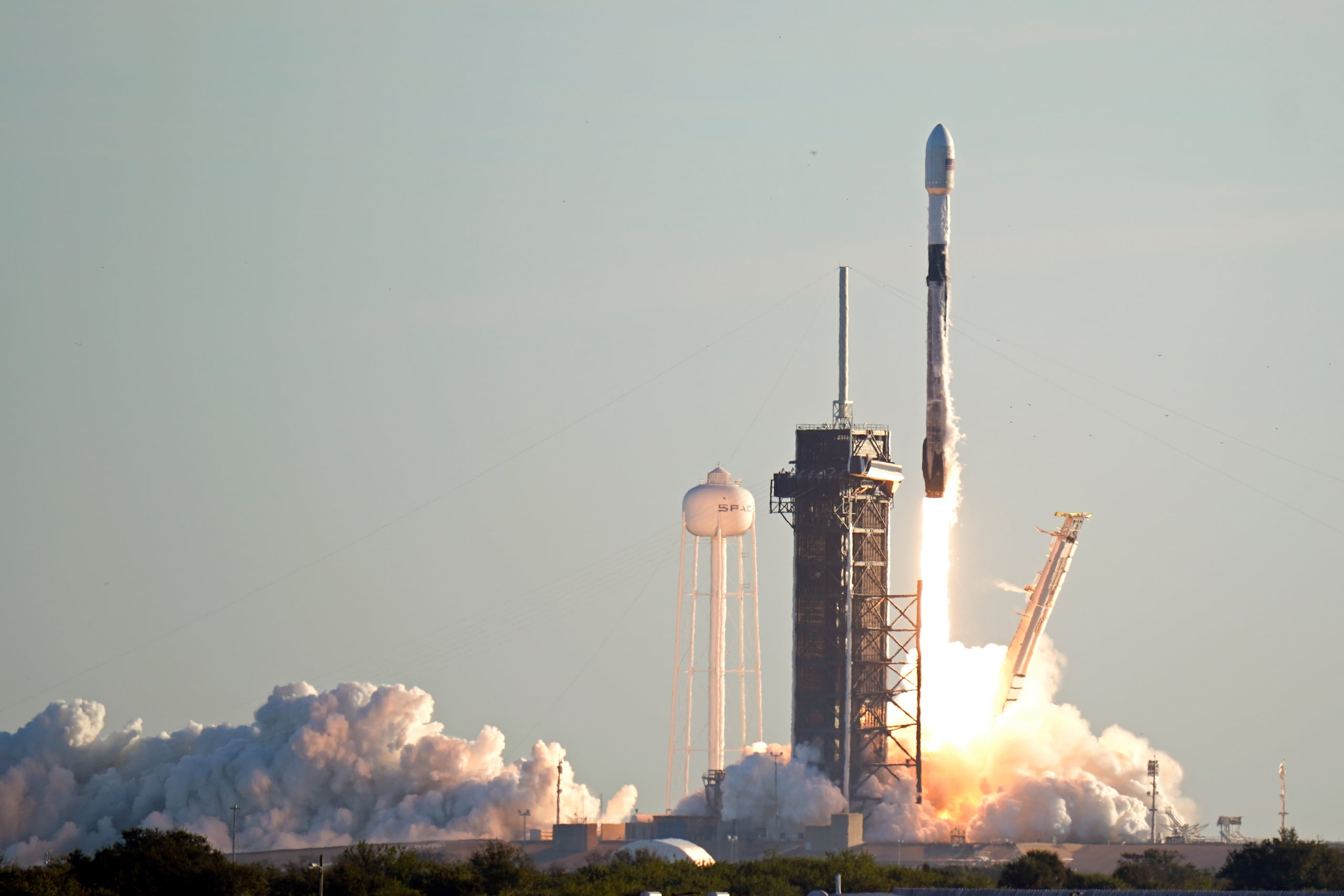 Imagen de enero 20 de 2021 cuando un cohete Falcon 9 de Space X despegaba para llevar a órbita los satélites para la red de internet de Starlink.