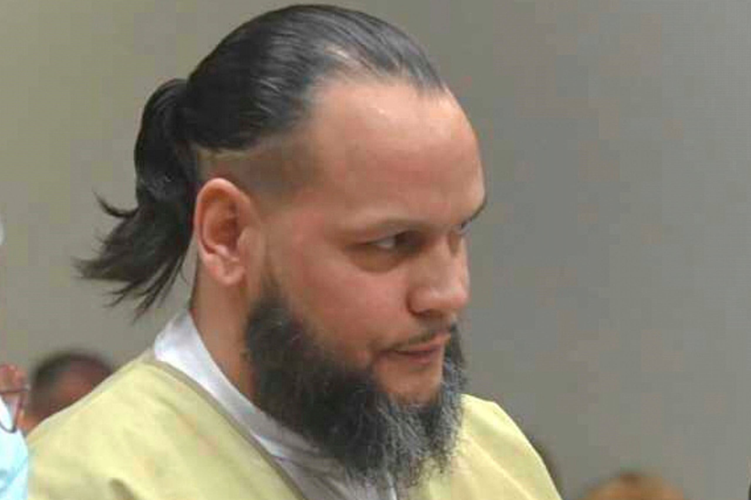 Alex Oyola Sánchez observa durante su sentencia en el Tribunal Superior del estado en New Britain, Connecticut, el 29 de abril de 2025.