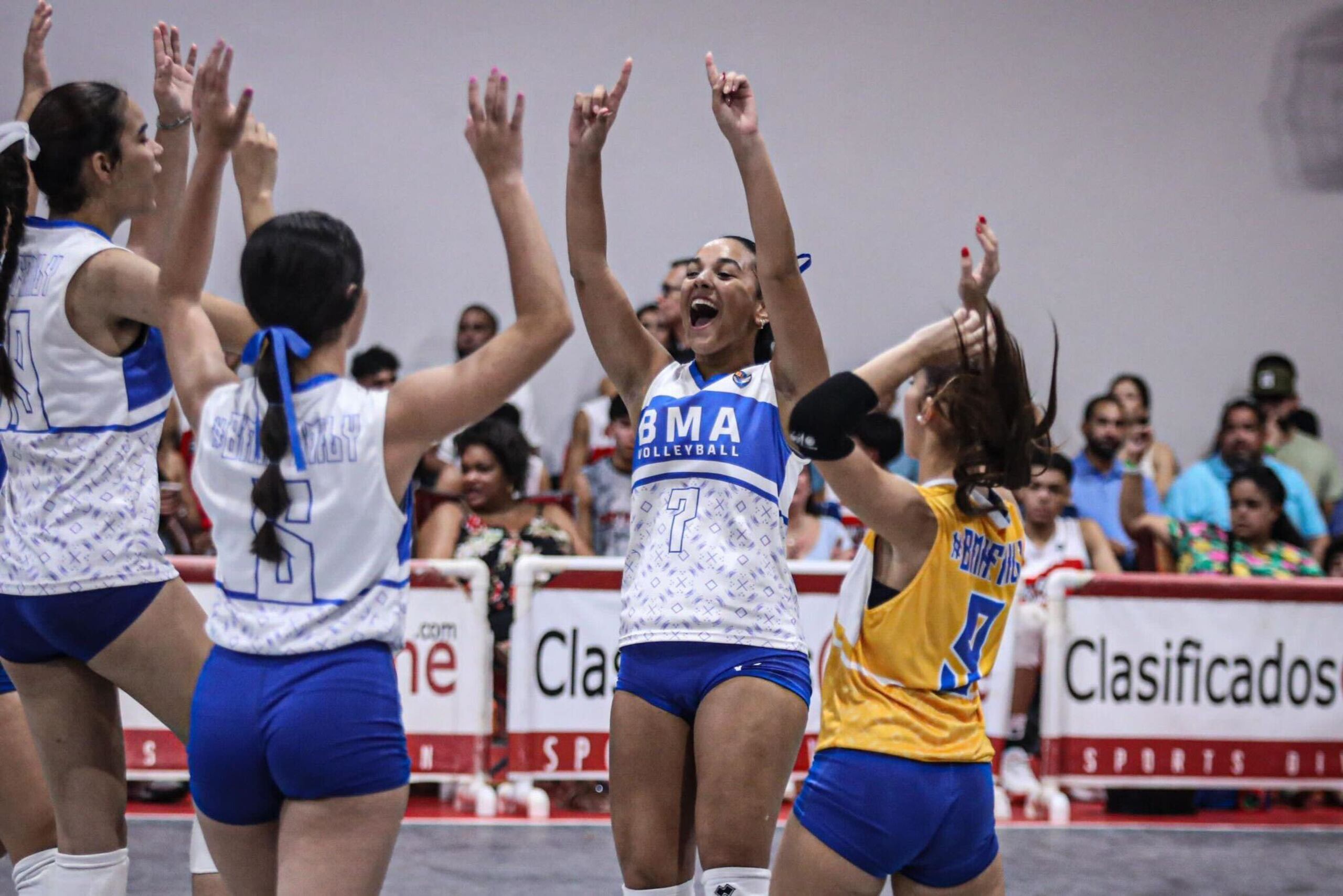 La colocadora Alanis Rosado (7) celebra un punto junto a otras jugadoras de Bayamón Military Academy.