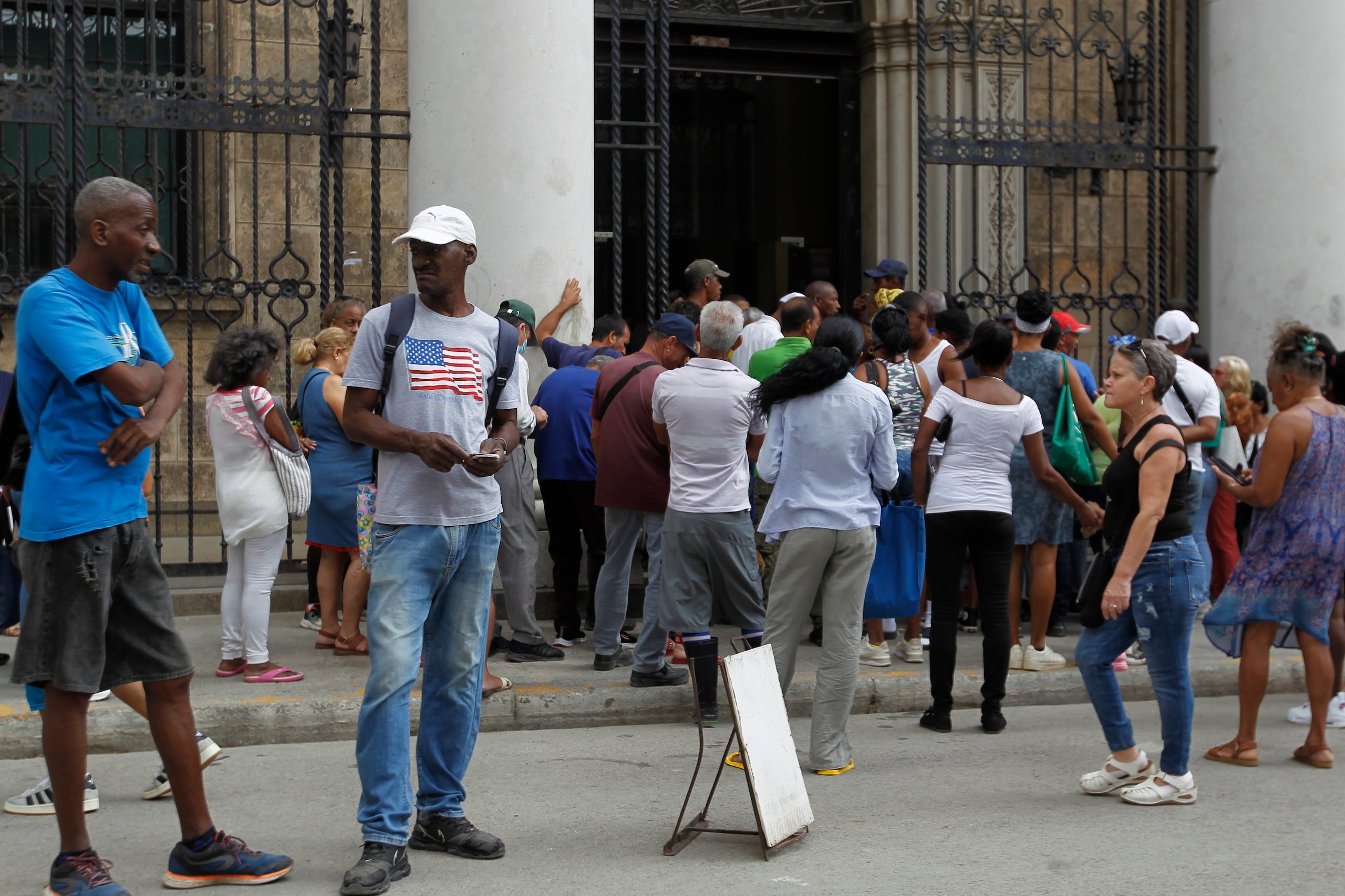 Personas esperan frente al banco metropolitano este 21 de abril de 2026, en La Habana (Cuba). (EFE/ Ernesto Mastrascusa)