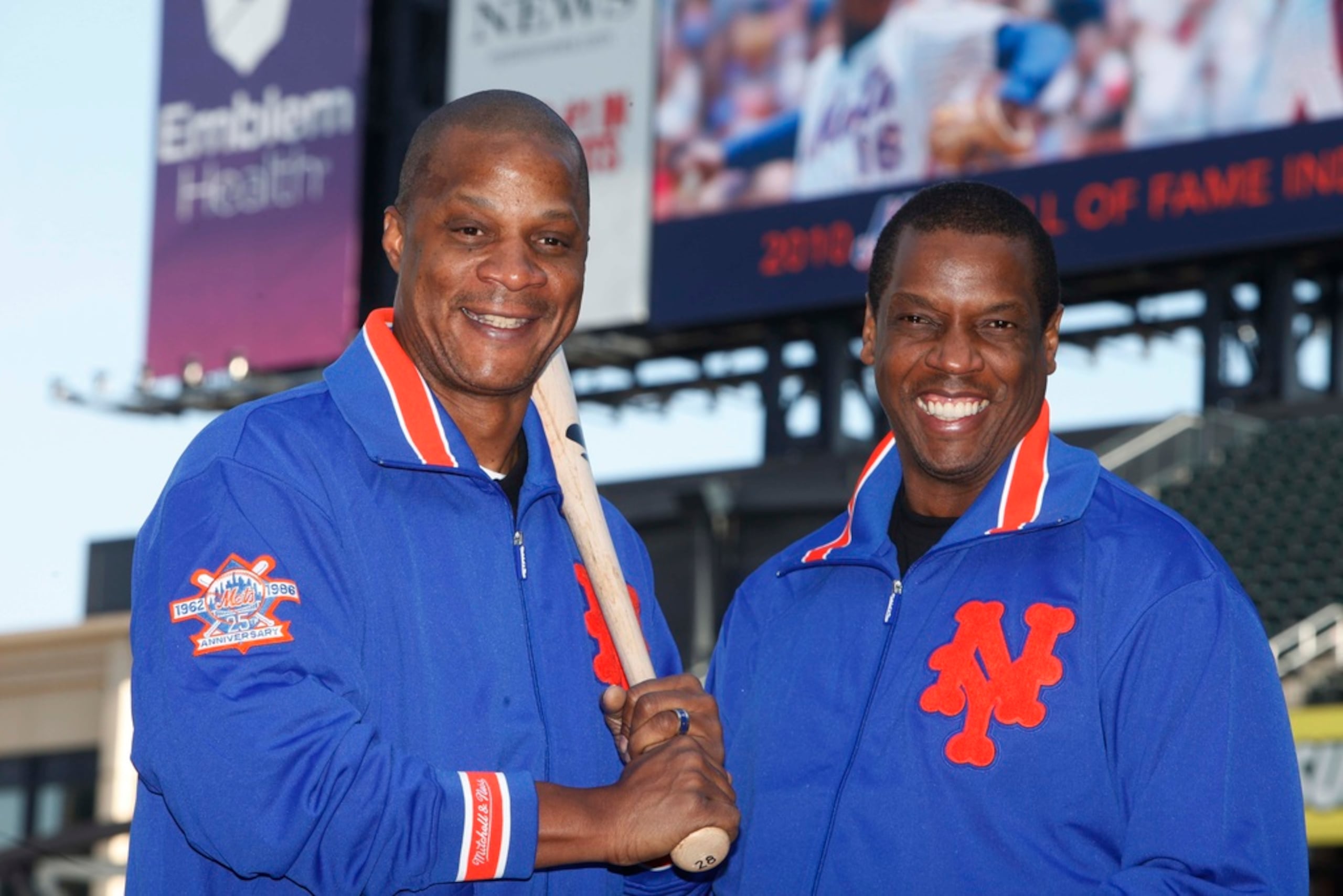 Darryl Strawberry, a la izquierda, y Dwight Gooden fueron estrellas de los Mets en la conquista del campeonato del 1986. La novena planifica retirarle el número a ambos este año.