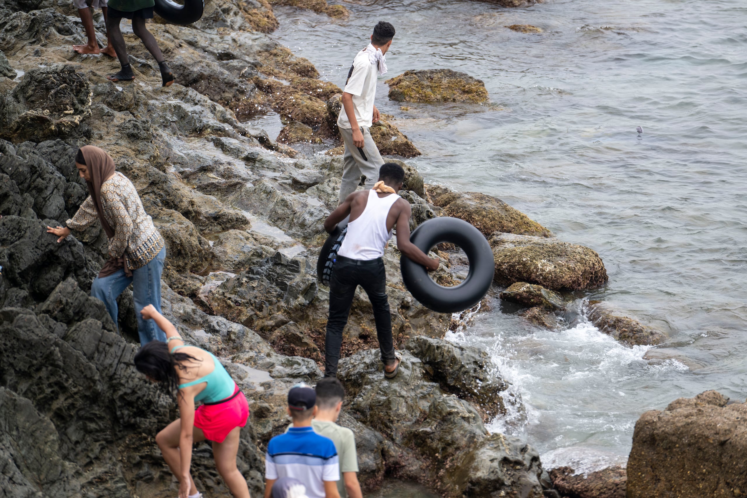 El Ejército español ha estado actuando a pie de playa en la zona fronteriza del Tarajal para impedir el acceso de más personas por el mar.