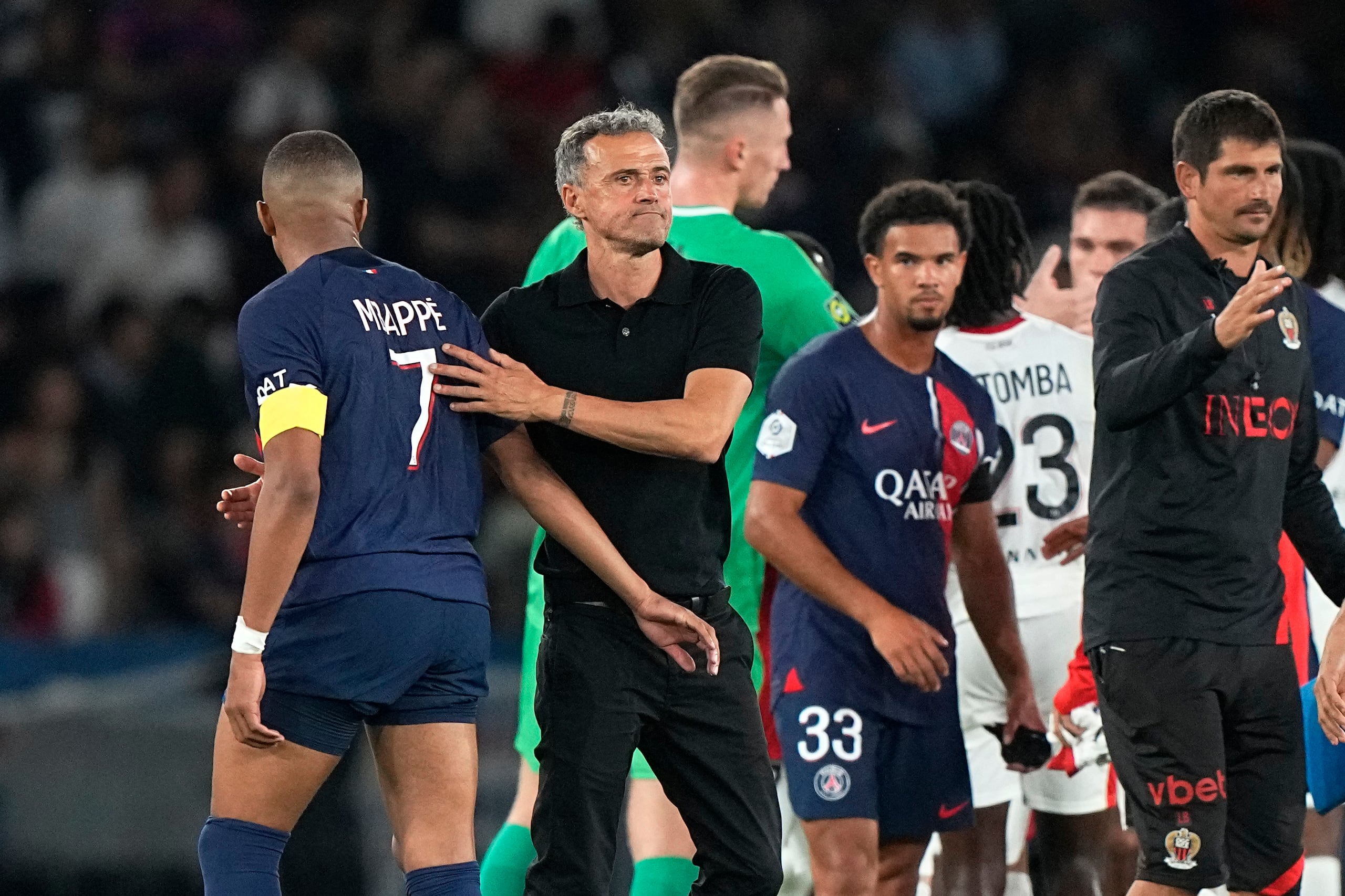 El técnico del PSG Luis Enrique al final del partido contra Niza en la liga francesa, el viernes 15 de septiembre de 2023, en París.