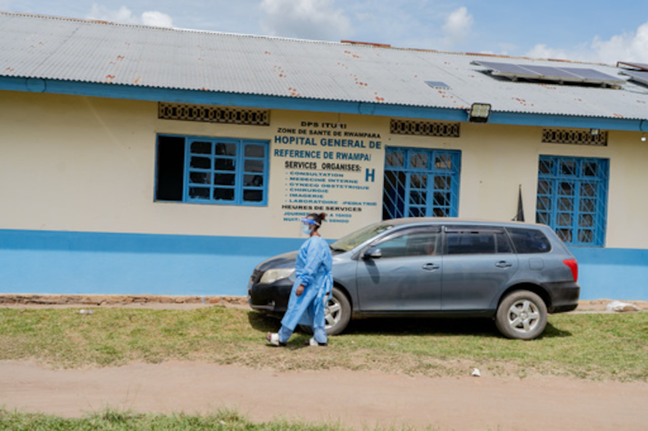 Un trabajador sanitario con equipo de protección camina por el exterior de un hospital en Bunia, Congo, el sábado 16 de mayo de 2026. (AP Photo/Jorkim Jotham Pituwa)