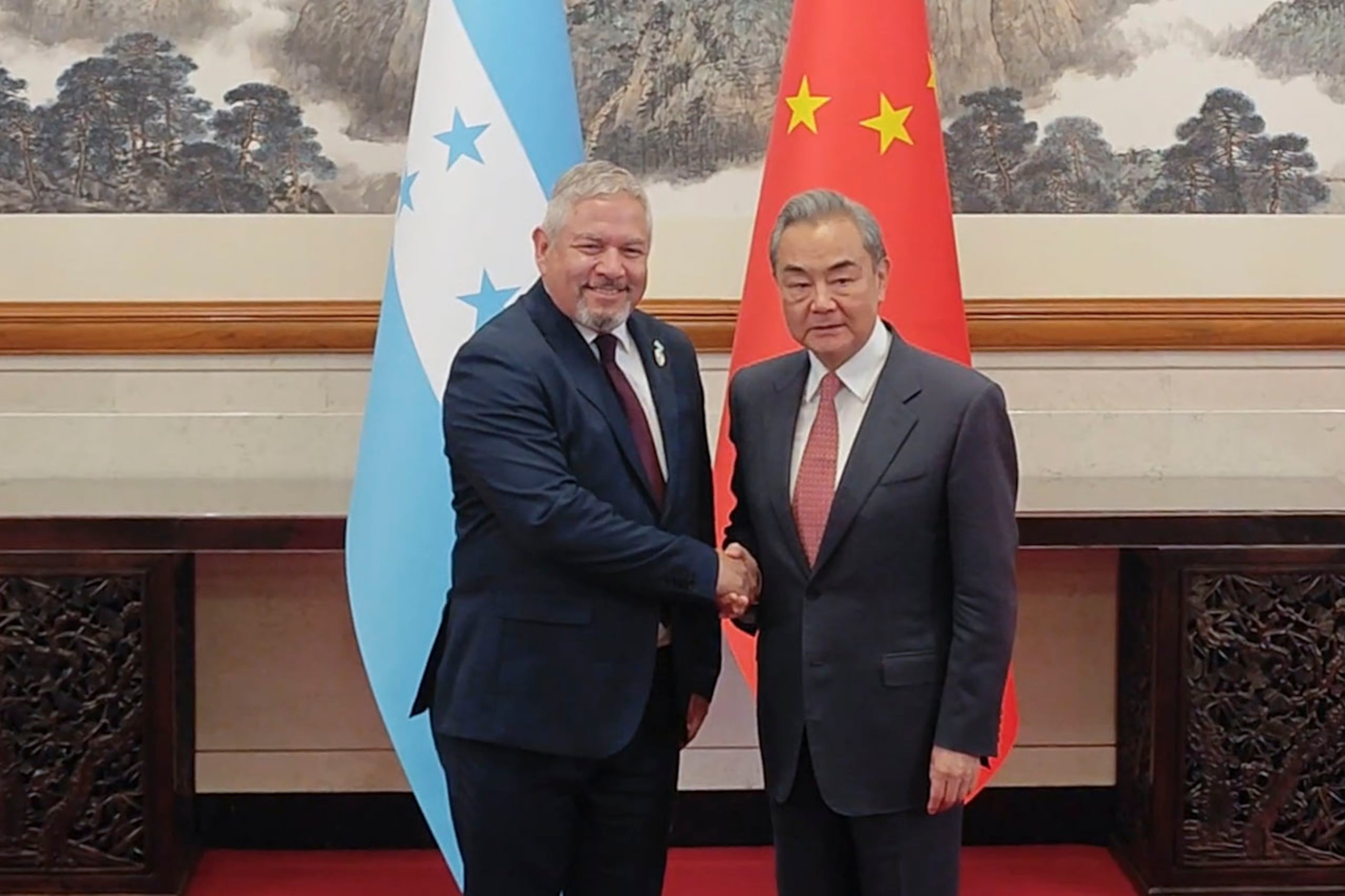 Imagen de archivo del canciller hondureño, Eduardo Enrique Reina, que destacó en Pekín que las relaciones entre Honduras y China han sido "muy positivas" tras casi dos años de cooperación, después de que terminase en la capital china el IV Foro Ministerial de China y la Comunidad de Estados de Latinoamérica y el Caribe (Celac). EFE/ Guillermo Benavides