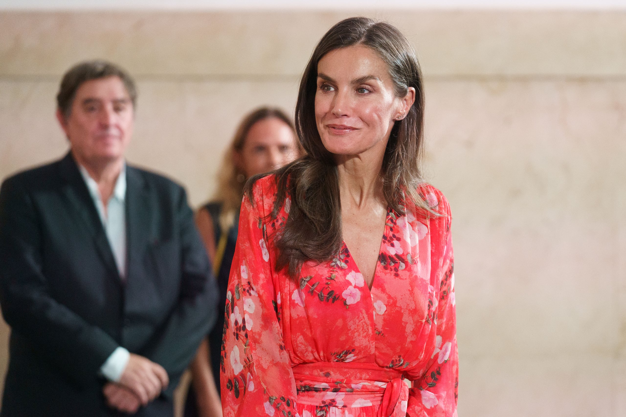 .- La reina Letizia ha asistido este lunes en la Universidad de La Laguna (Tenerife) a la apertura de la reunión anual que celebra el Instituto Cervantes con los responsables de sus centros en todo el mundo. En la imagen, tras la reina, el director del Instituto Cervantes, Luis García Montero. EFE/Ramón de la Rocha