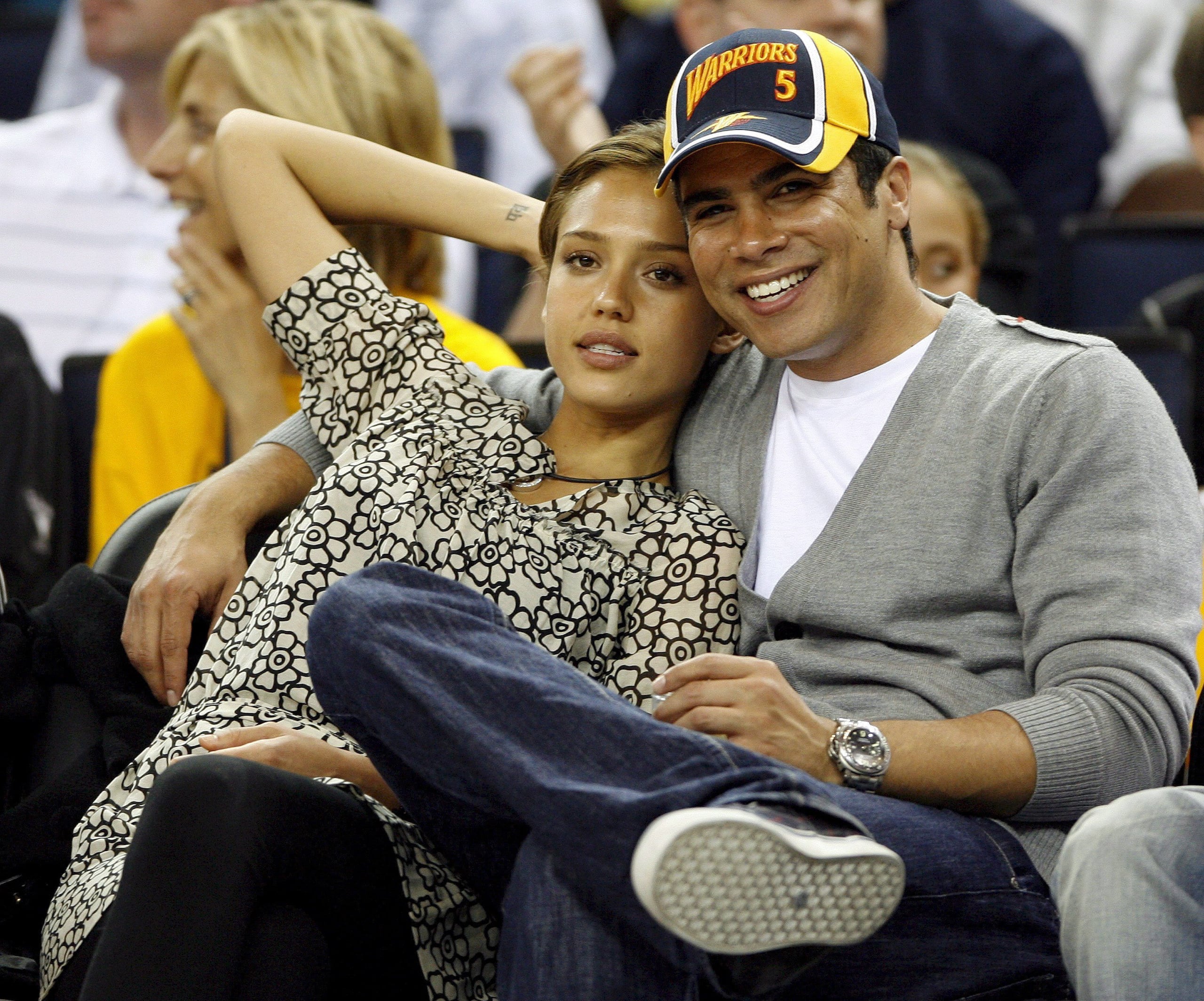 Fotografía de archivo del 29 de abril de 2007, del productor Cash Warren y la actriz Jessica Alba mientras observaban un partido de la NBA en el Oracle Arena de Oakland, California. (EFE/JOHN G. MABANGLO)