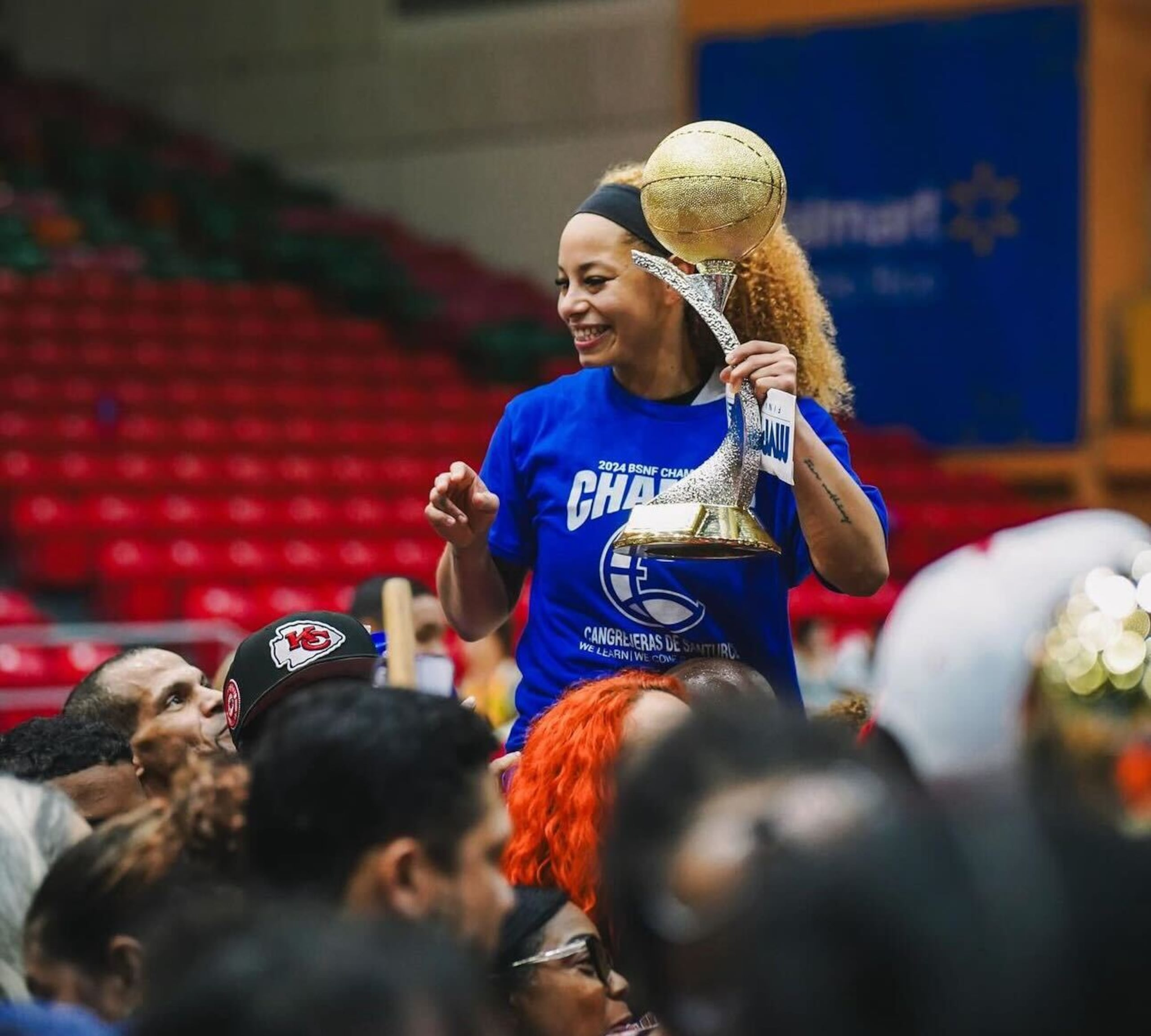 Dayshalee Salamán junto al premio de Jugadora Más Valiosa de la final 2024 del BSNF.