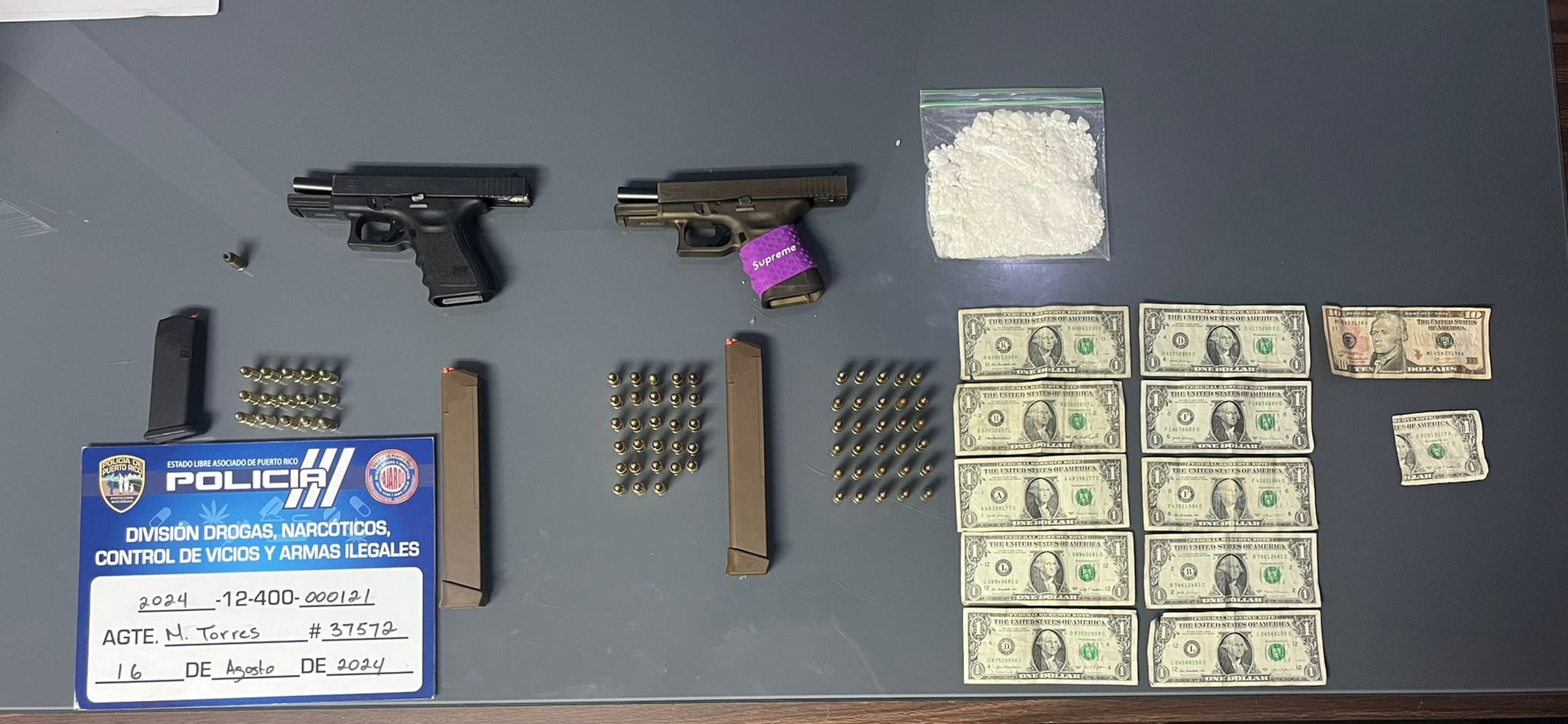 Resultados de un allanamiento en una residencia del barrio Maternillo, en Fajardo, donde ocuparon cocaína, marihuana, dos pistolas, tres cargadores, 73 balas y $20.