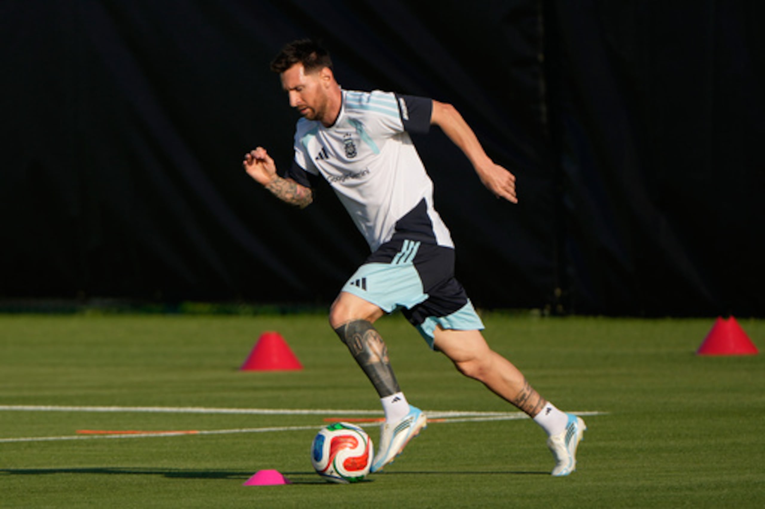 El delantero argentino Lionel Messi se ejercita durante un entrenamiento para la Copa Mundial de Fútbol de la FIFA el miércoles 3 de junio de 2026, en Kansas City, Kan. (AP Photo/Charlie Riedel)