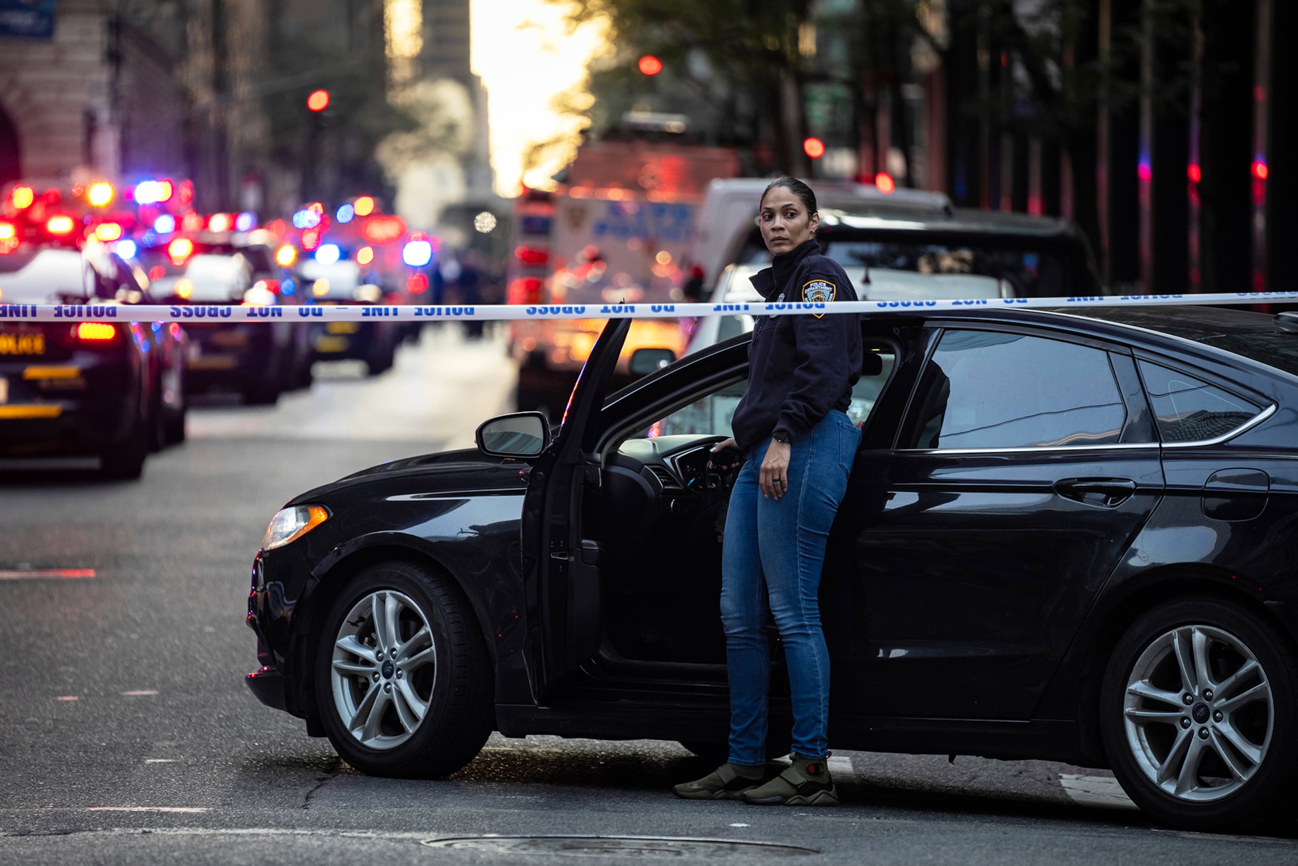 Una oficial de la Policía de Manhattan llega a la escena del crimen.