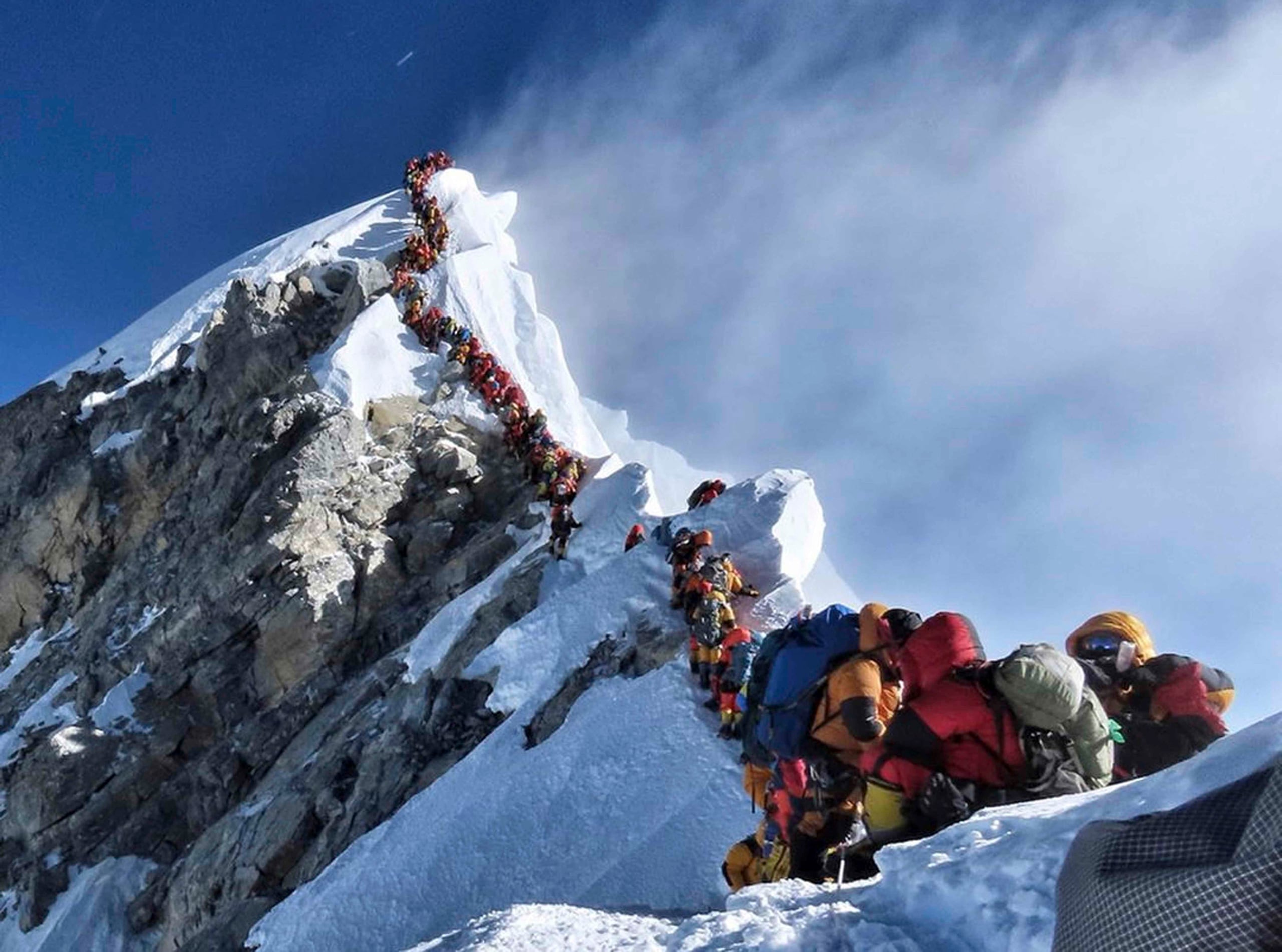 En esta imagen, tomada el 22 de mayo de 2019, una larga fila de monta eros ascendien al pico del Everest. (Nimsdai Project Possible v a AP)